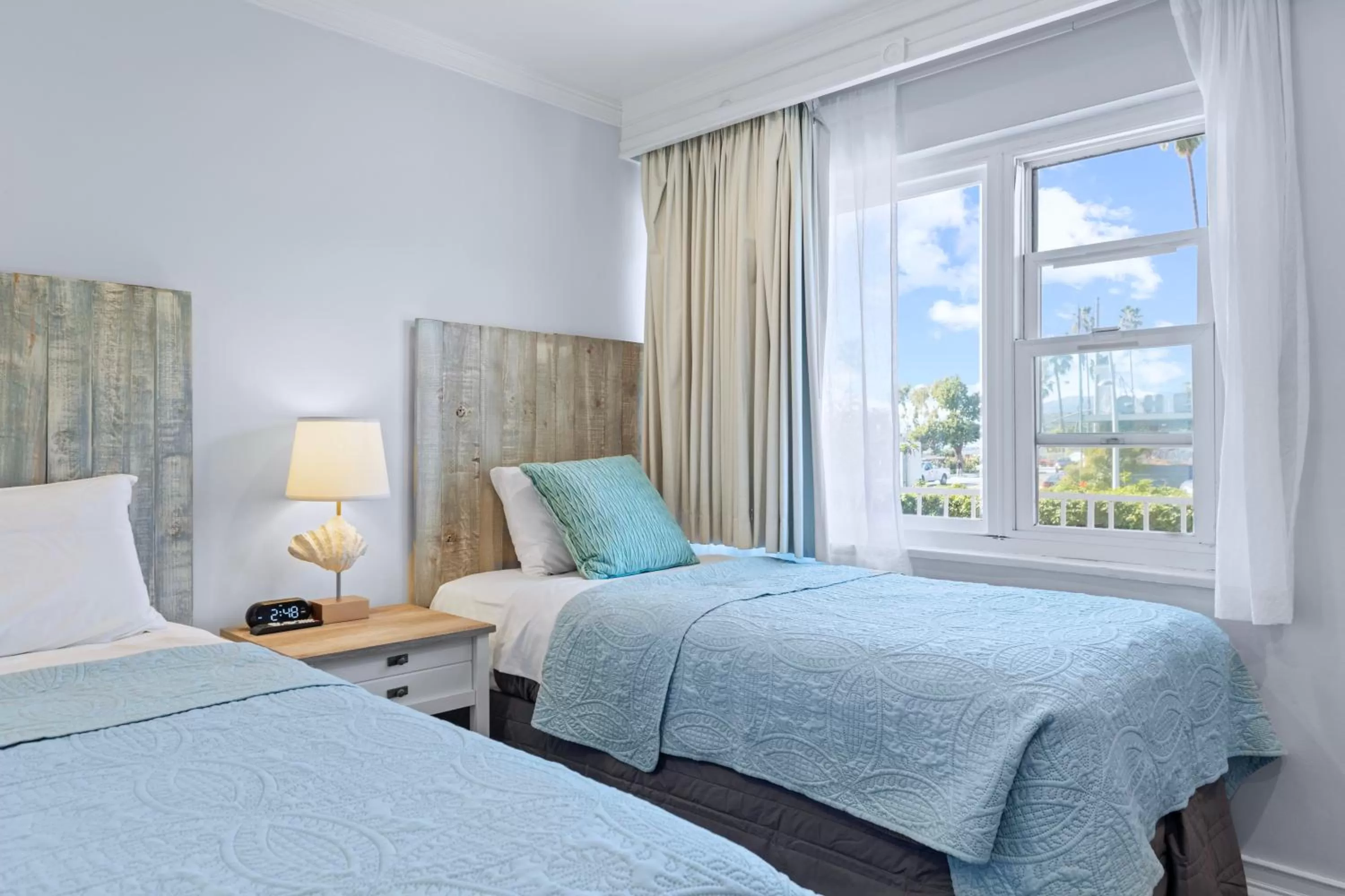 Bed in Ocean Lodge Santa Monica Beach Hotel