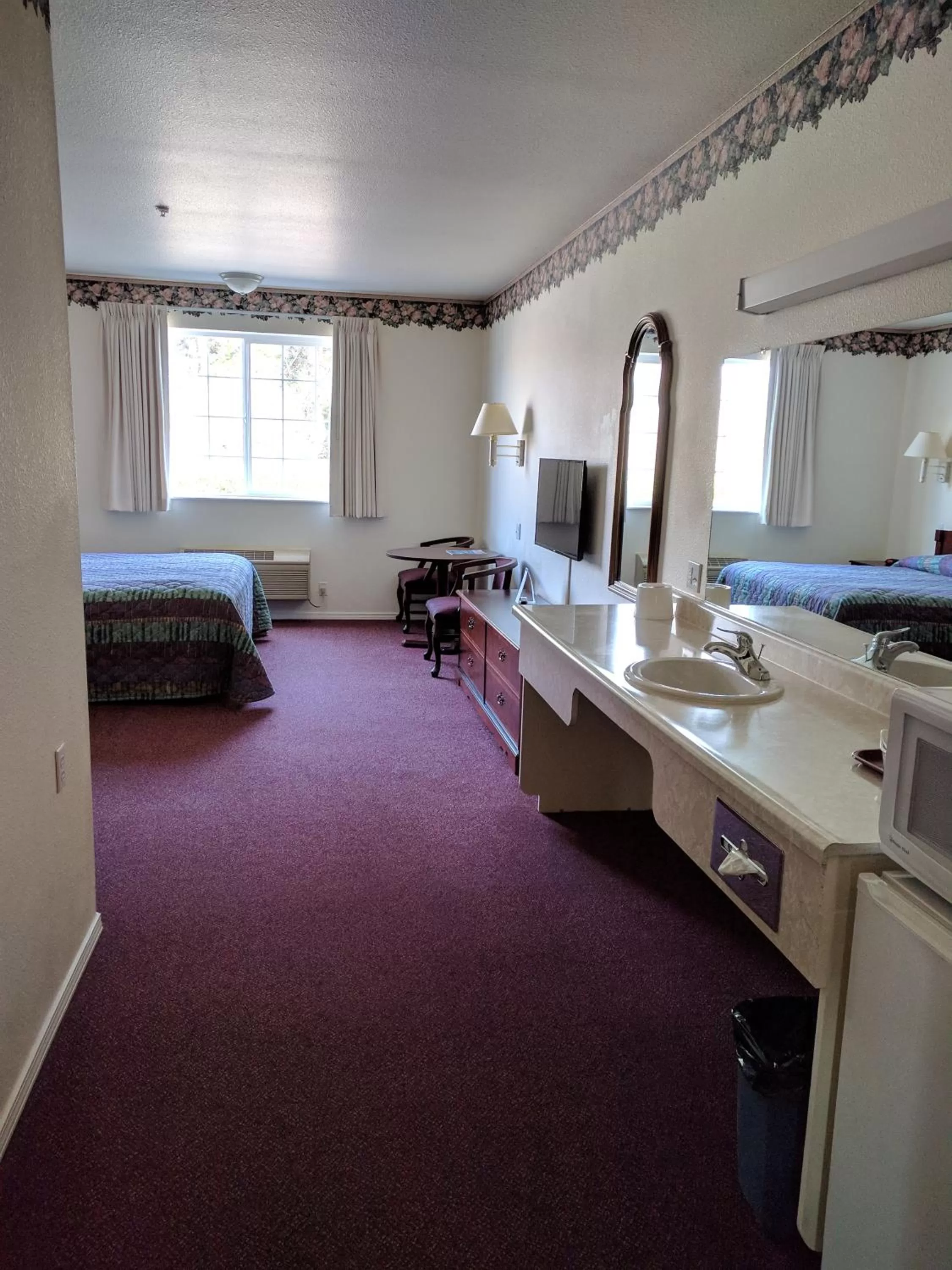 Photo of the whole room, Bed in Lighthouse Inn
