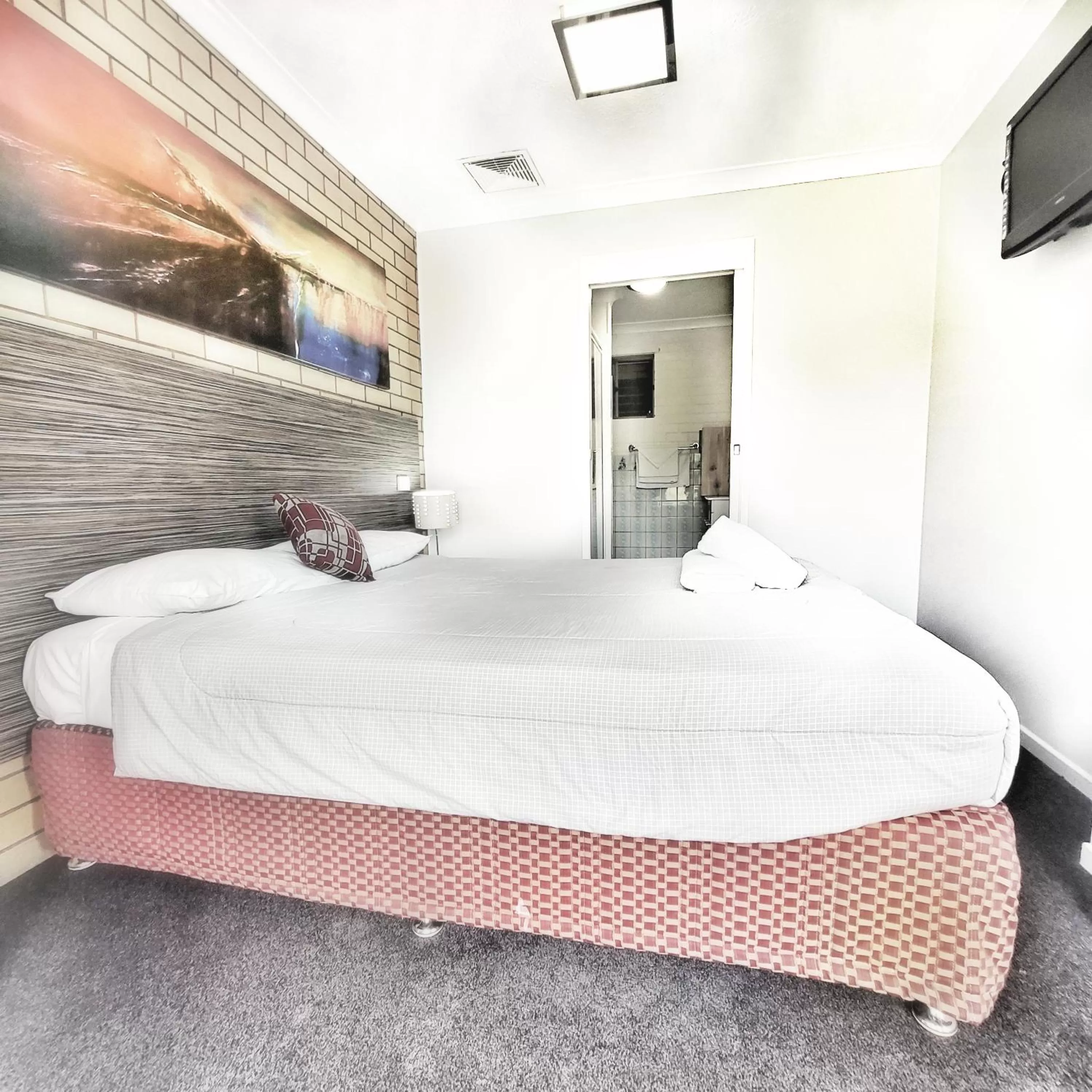 Deluxe Twin Room in Raceview Motor Inn