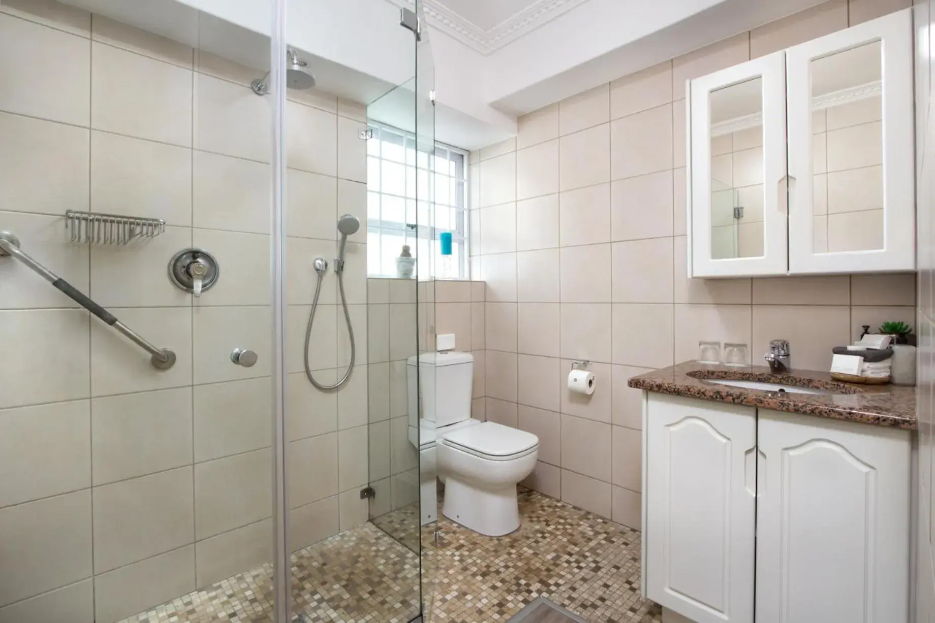 Deluxe Suite in Hermanus Beachfront Lodge - Solar Power Deluxe Suite in Hermanus Beachfront Lodge - Solar Power