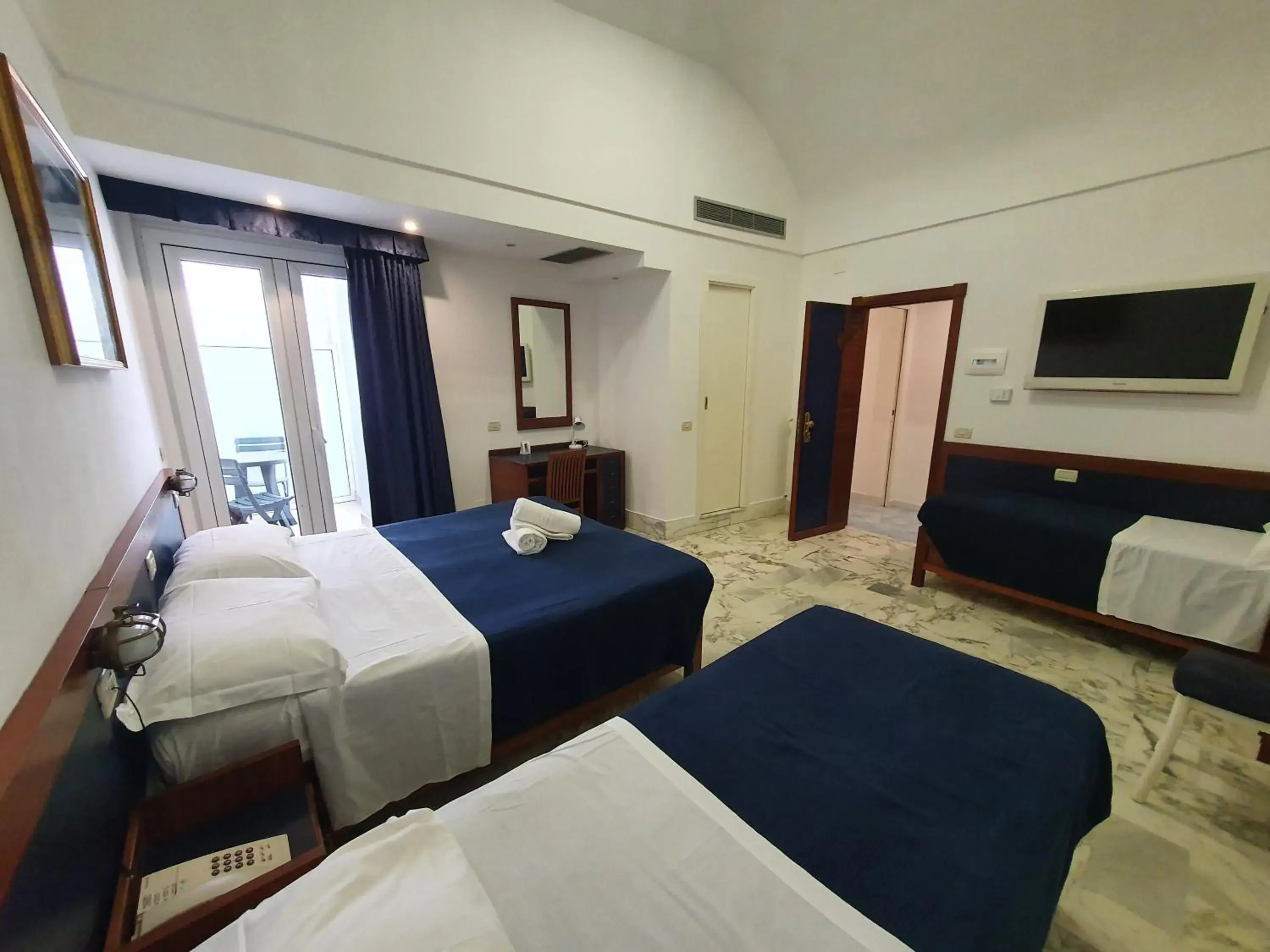 Classic Quadruple Room in Hotel Il Faro Classic Quadruple Room in Hotel Il Faro