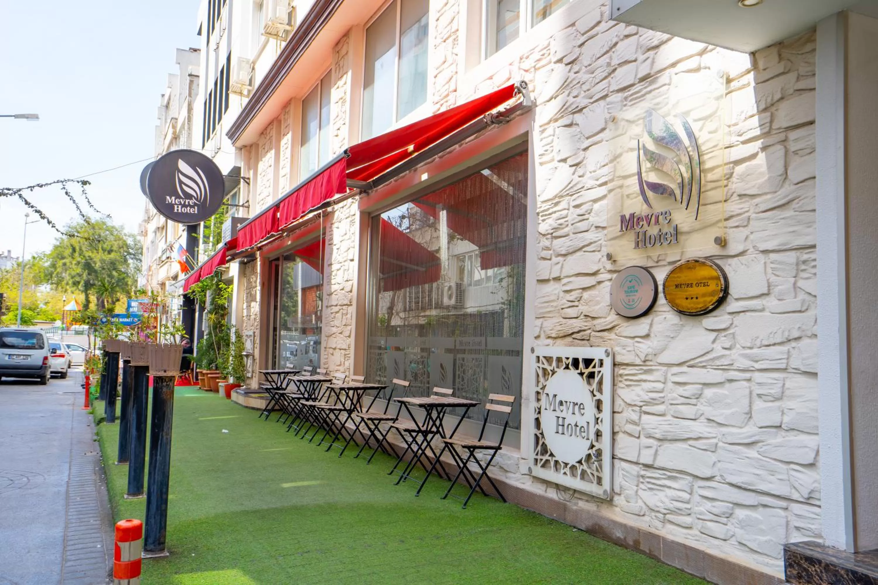 Property building in Mevre Hotel