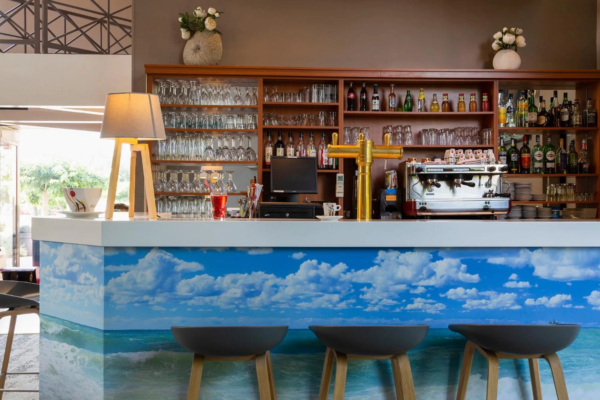 Lounge or bar in The Originals City, Hôtel Le Sextant, Toulouse Sud