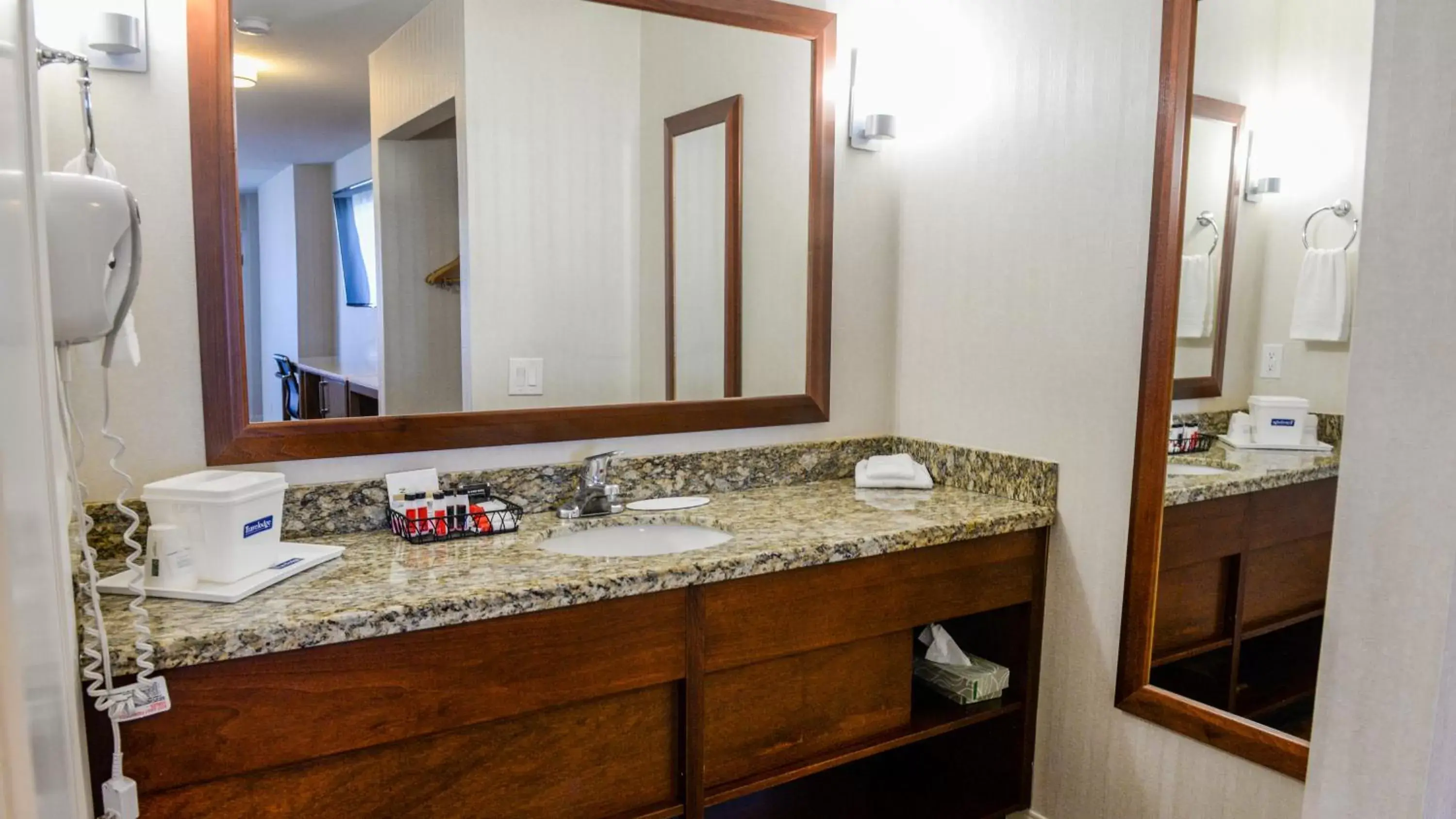 King Room - Disability Access - Non-Smoking in Travelodge by Wyndham Culver City King Room - Disability Access - Non-Smoking in Travelodge by Wyndham Culver City