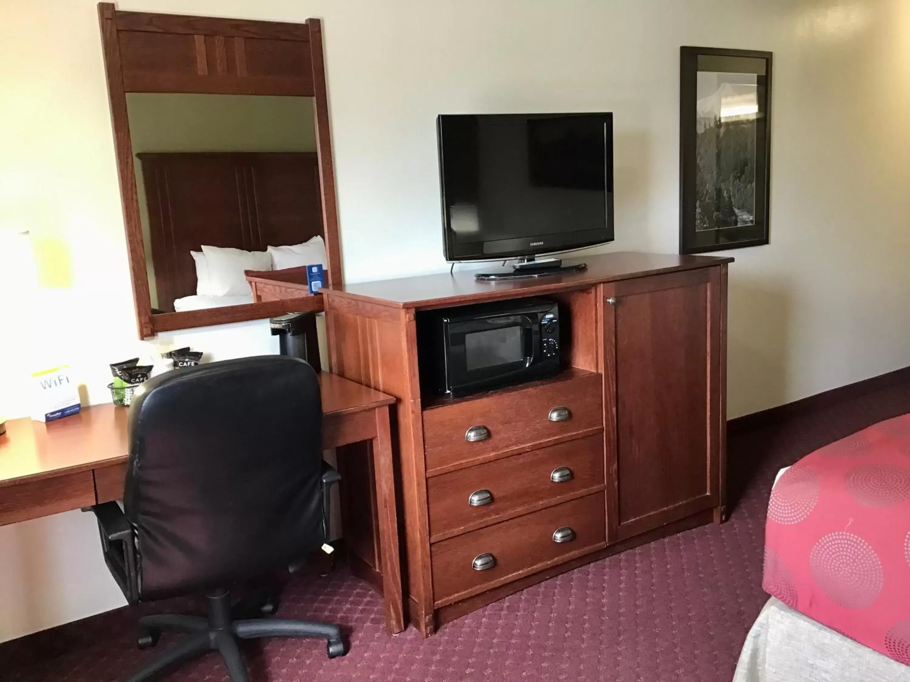 Queen Room with Bath Tub - Mobility Accessible/Non-Smoking in Baymont by Wyndham Bozeman Queen Room with Bath Tub - Mobility Accessible/Non-Smoking in Baymont by Wyndham Bozeman