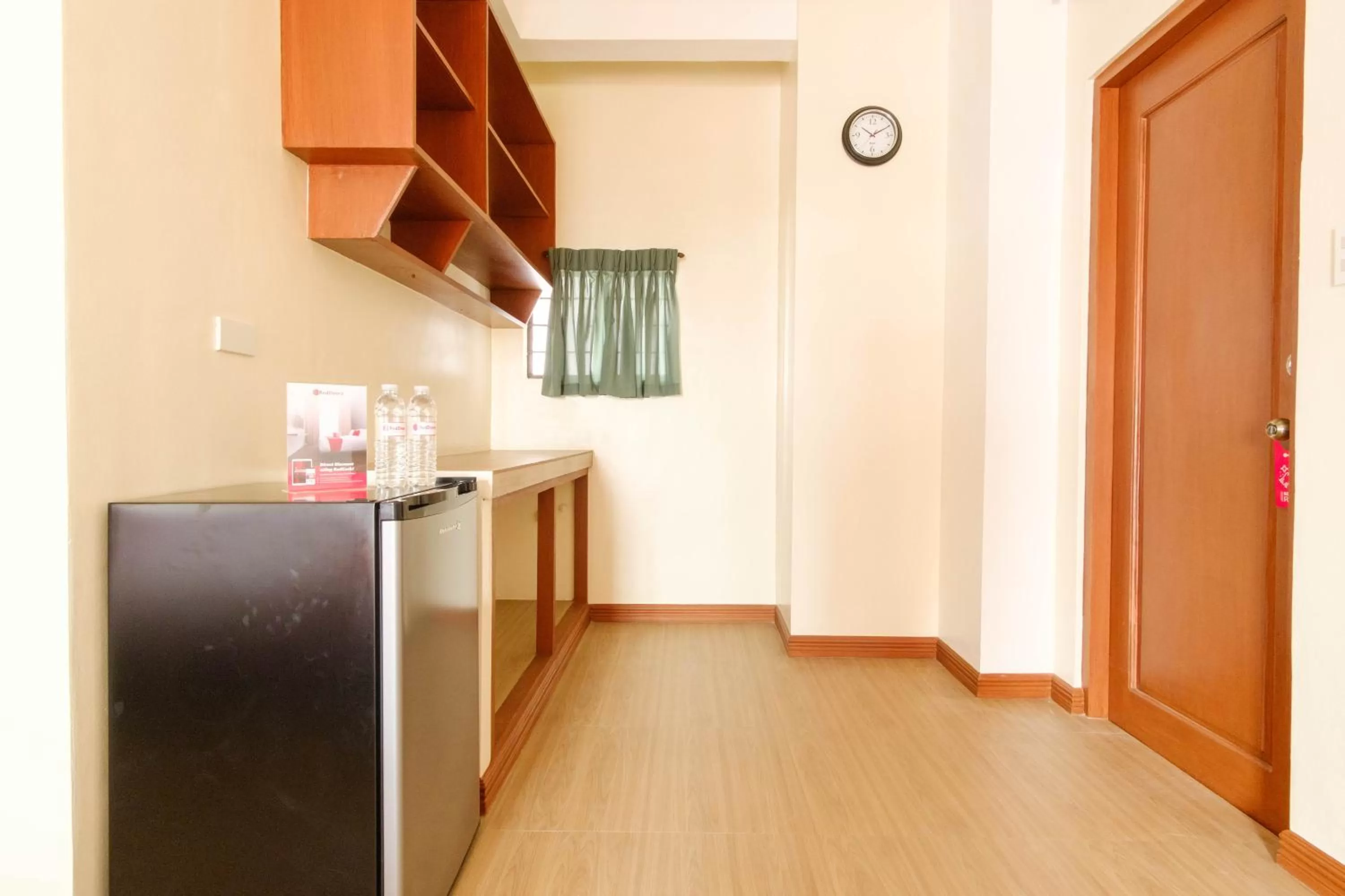Kitchen or kitchenette in RedDoorz Plus near Johnson and Johnson Paranaque