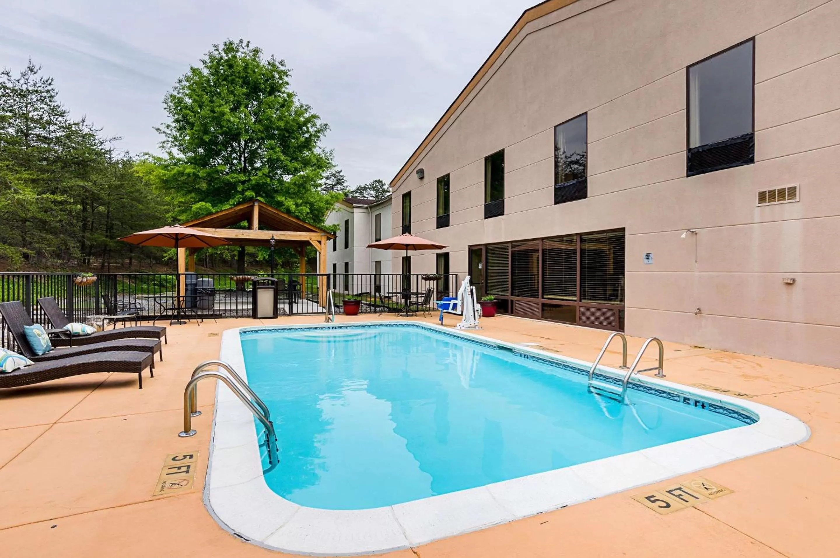 Swimming pool in Quality Suites Altavista - Lynchburg South