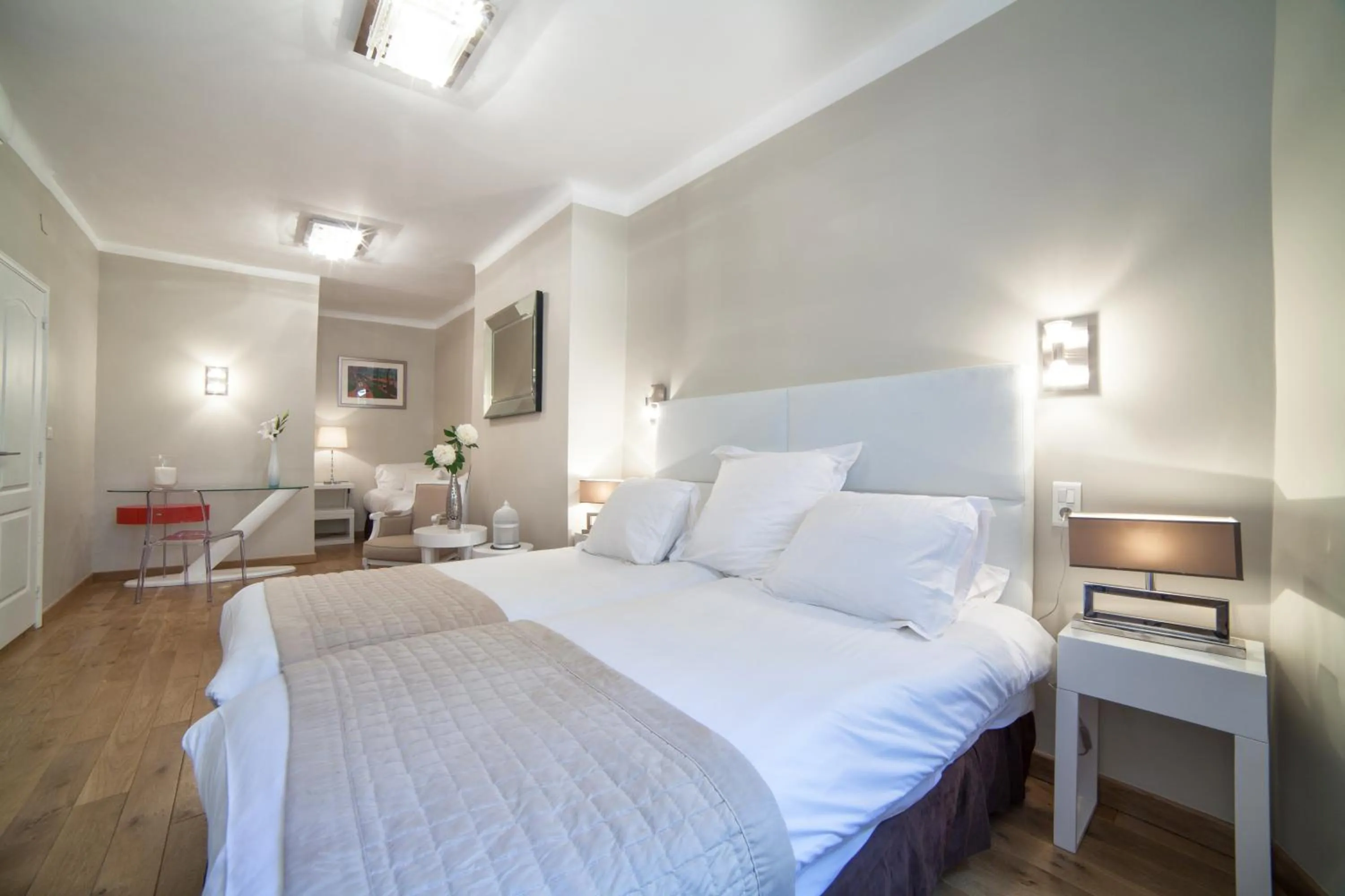 Decorative detail, Bed in Hôtel de France