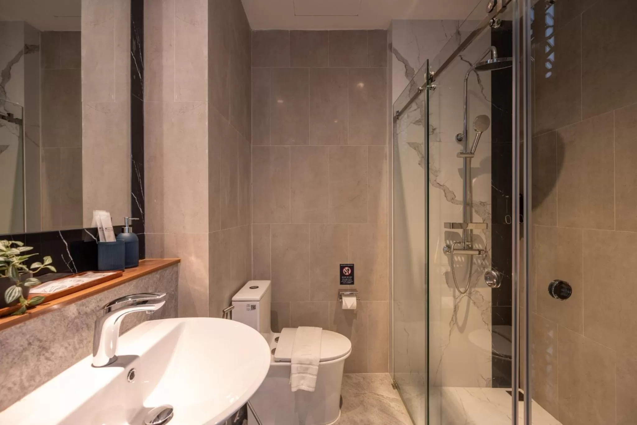 Shower in SHAN Villas Sukhumvit ฌานวิลล่า สุขุมวิท