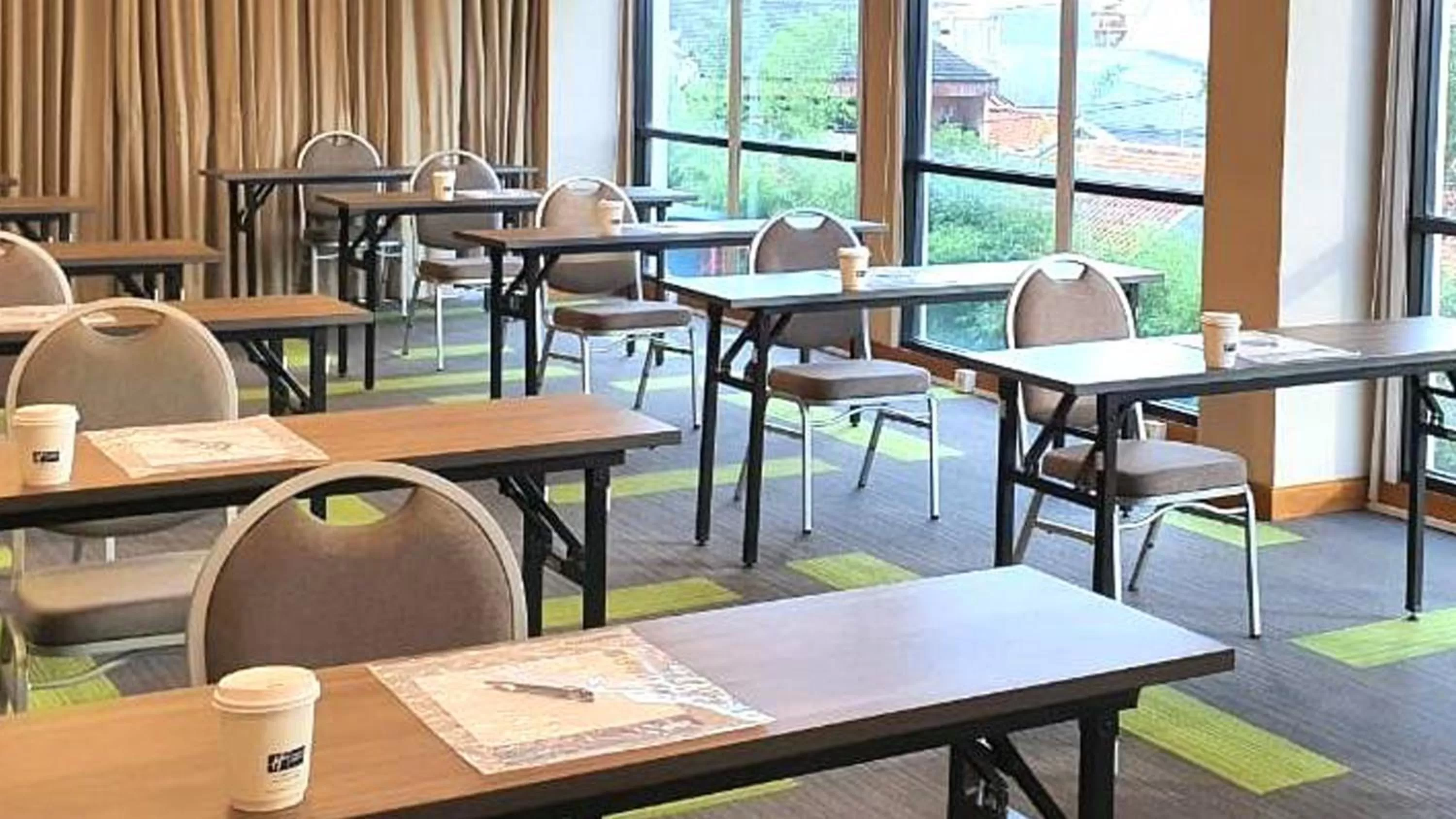 Meeting/conference room in Holiday Inn Express Jakarta Matraman by IHG