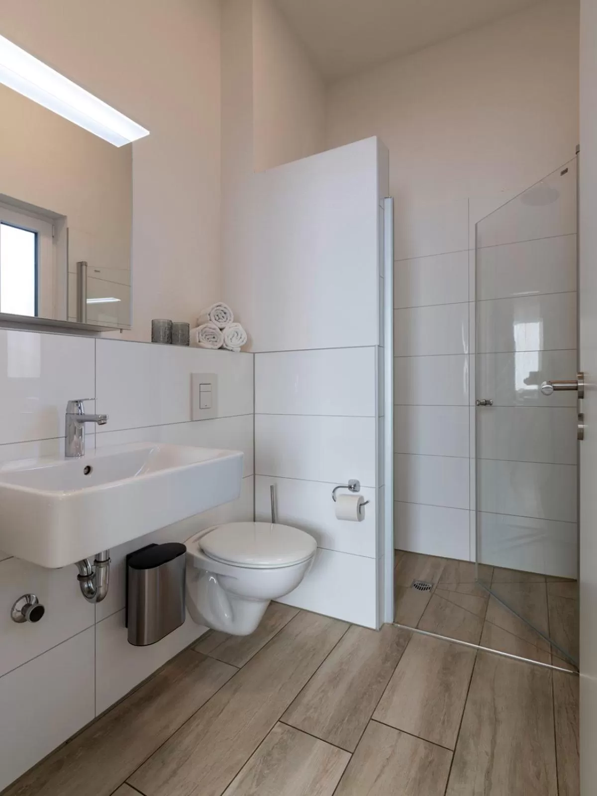 Bathroom in GLEUEL INN - digital hotel & serviced apartments & boardinghouse mit voll ausgestatteten Küchen