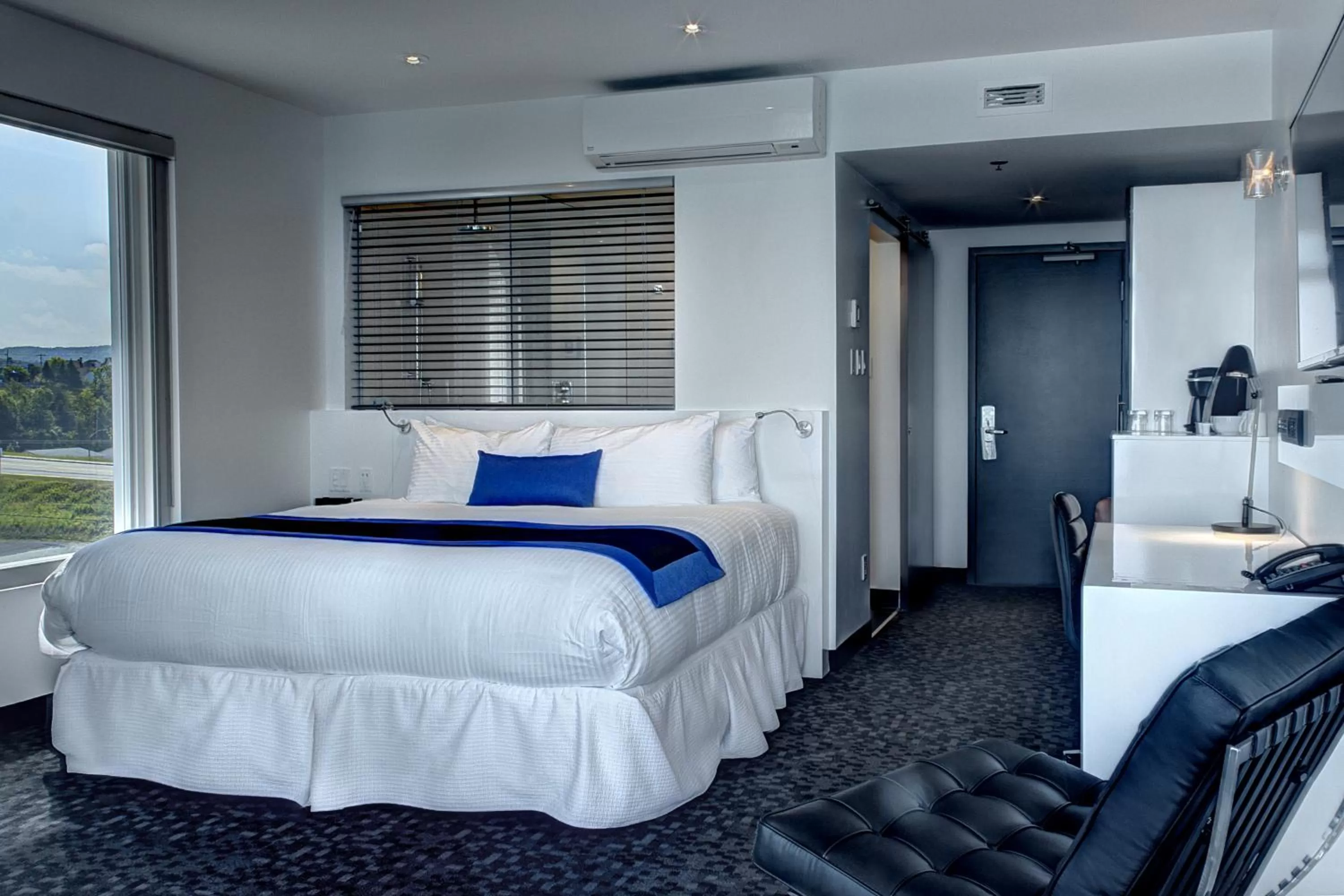 Photo of the whole room, Bed in Riotel Matane