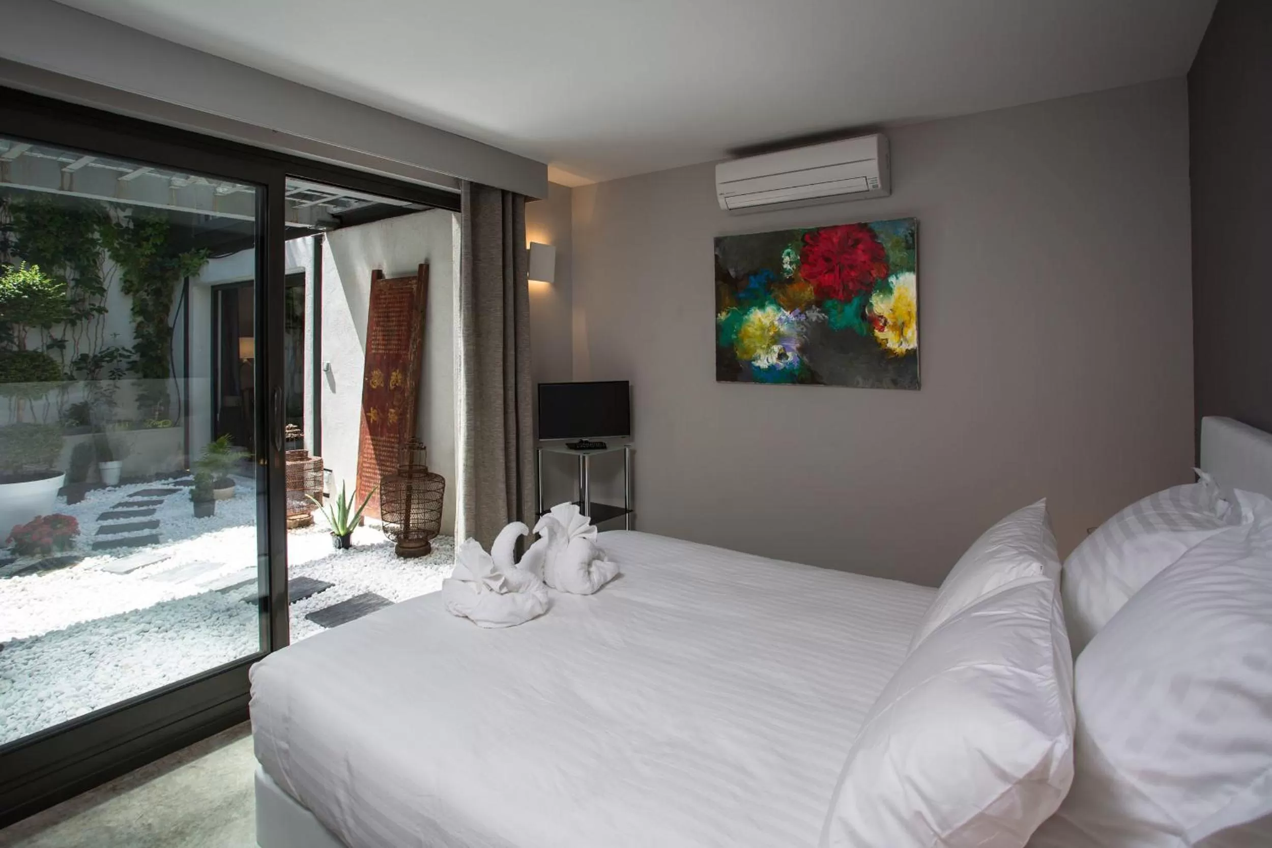 Photo of the whole room, Bed in Be Loft B&B Pool & Spa