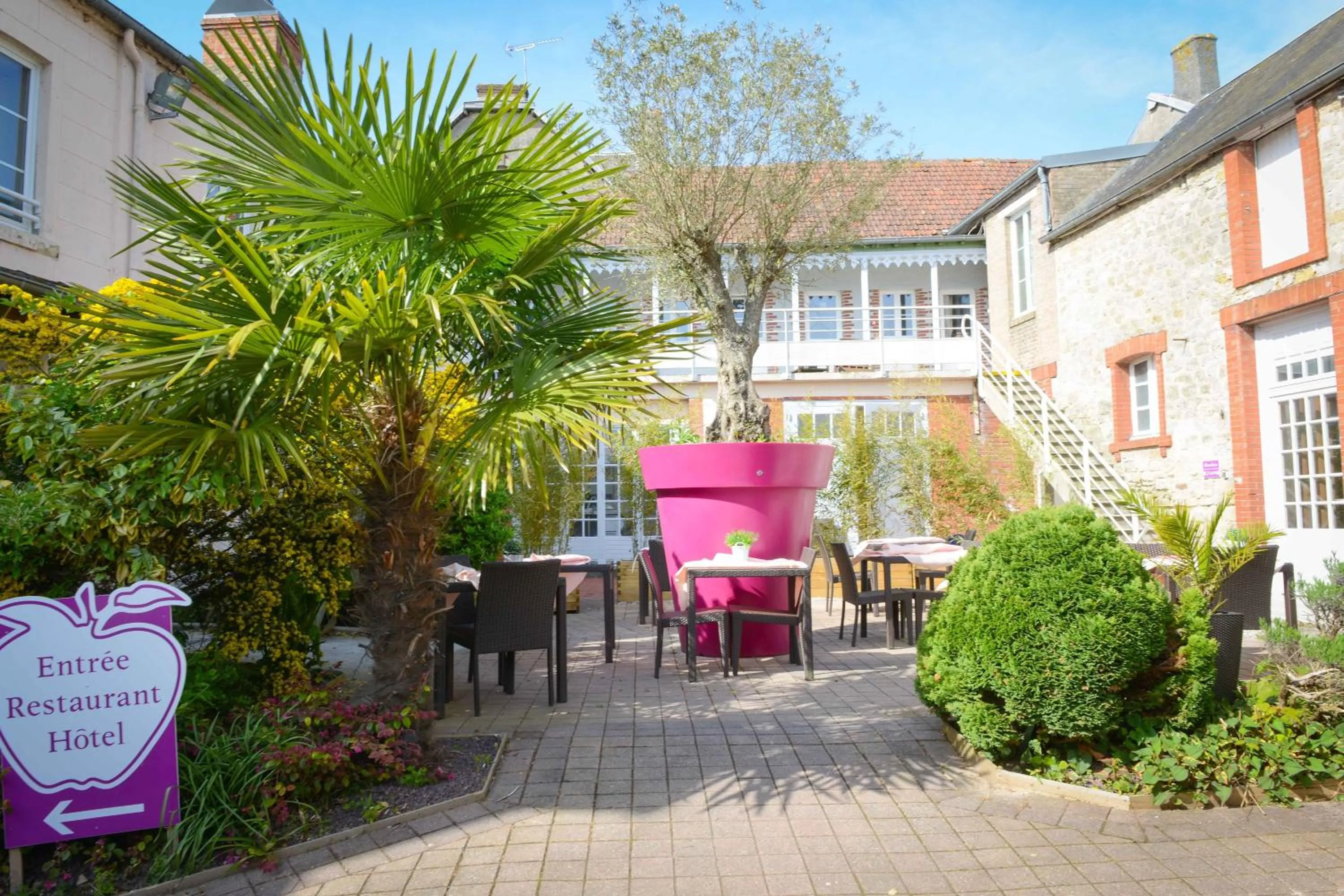 Facade/entrance in Logis Hôtel Restaurant l'Auberge Normande