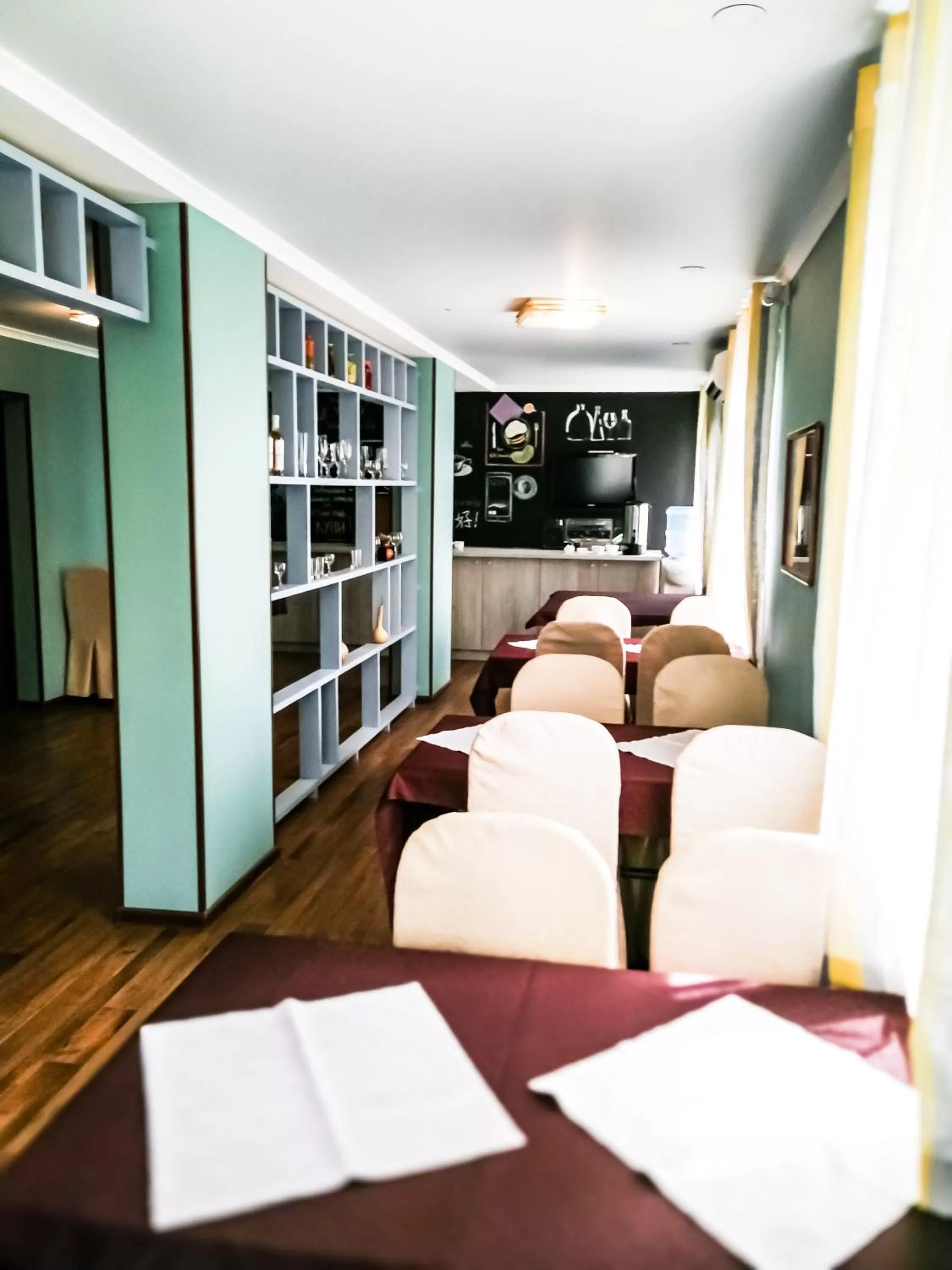 Property building, Bed in Salut Hotel