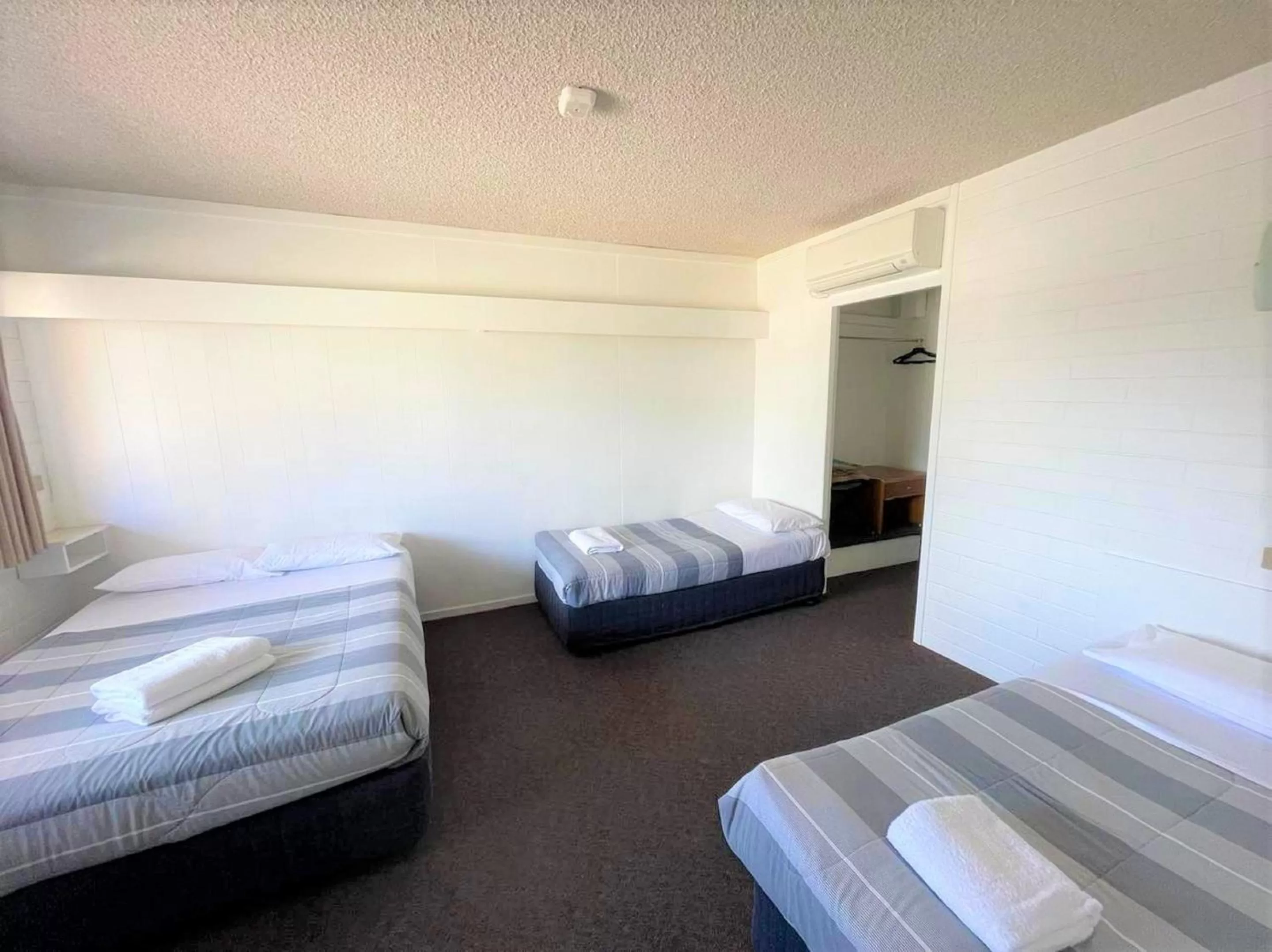 Bed in Forster Motor Inn