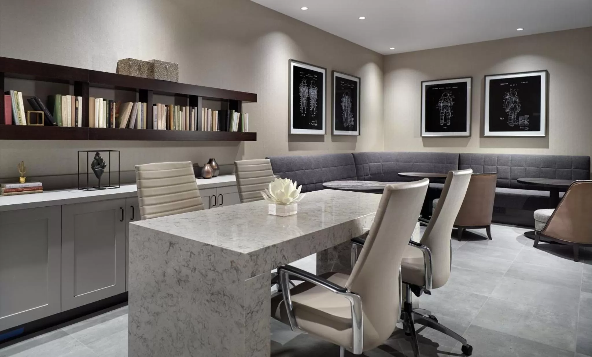 Lounge or bar in Omni Houston Hotel