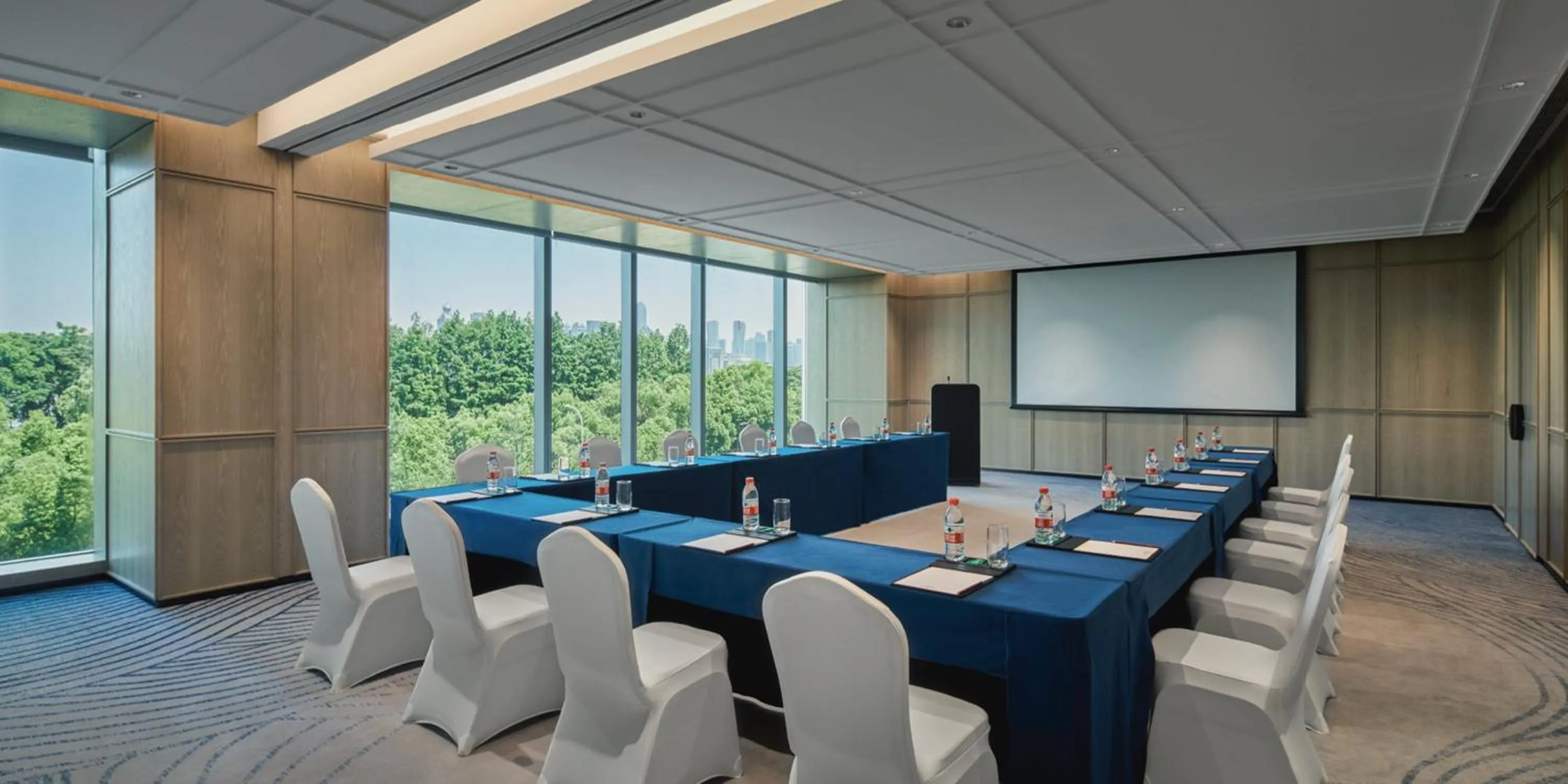 Meeting/conference room in Crowne Plaza Hangzhou Riverside by IHG