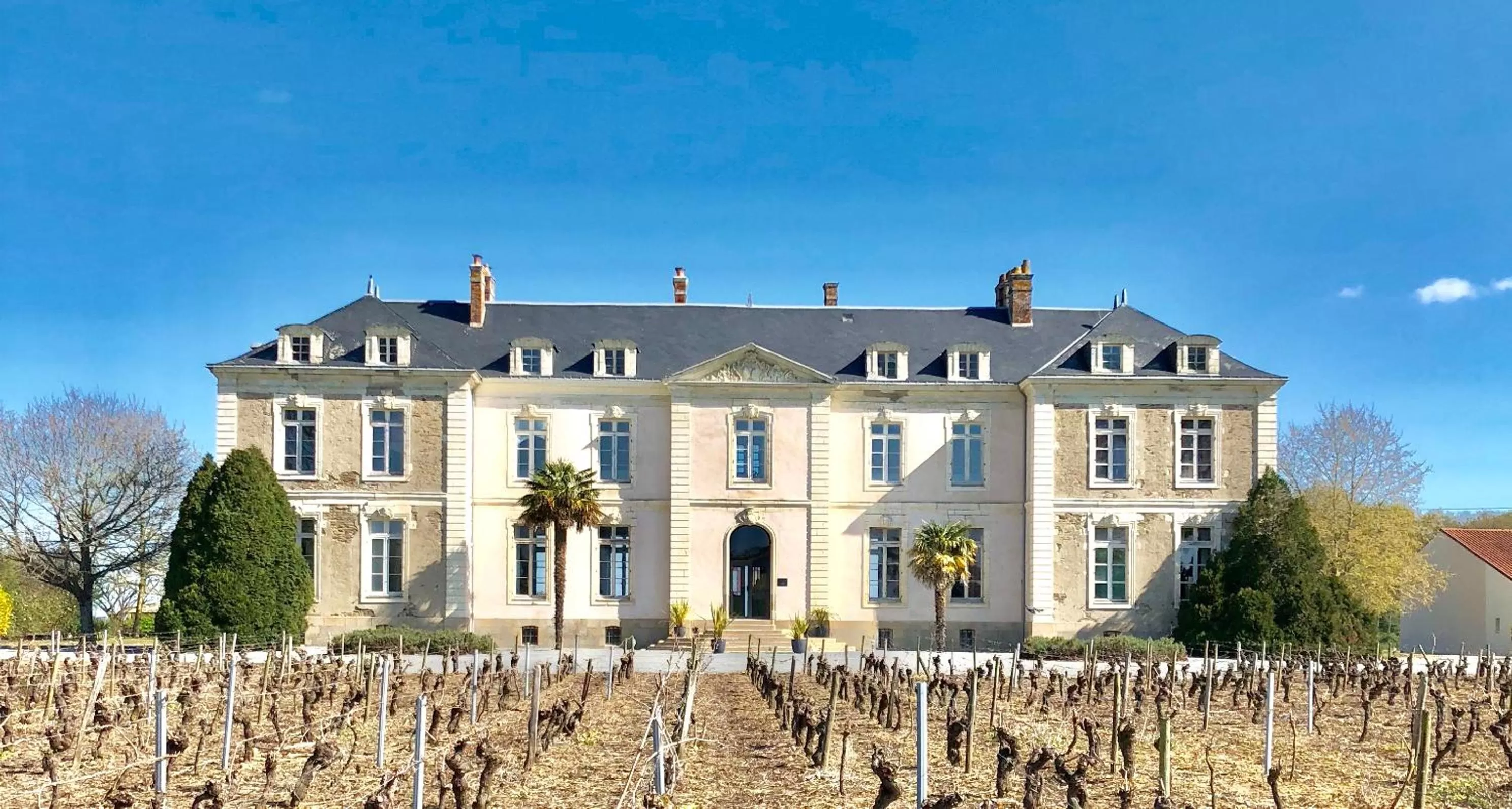 Property building in Hôtel Particulier CHÂTEAU DES MARAIS Proximité et vue sur le Lac de Grand lieu