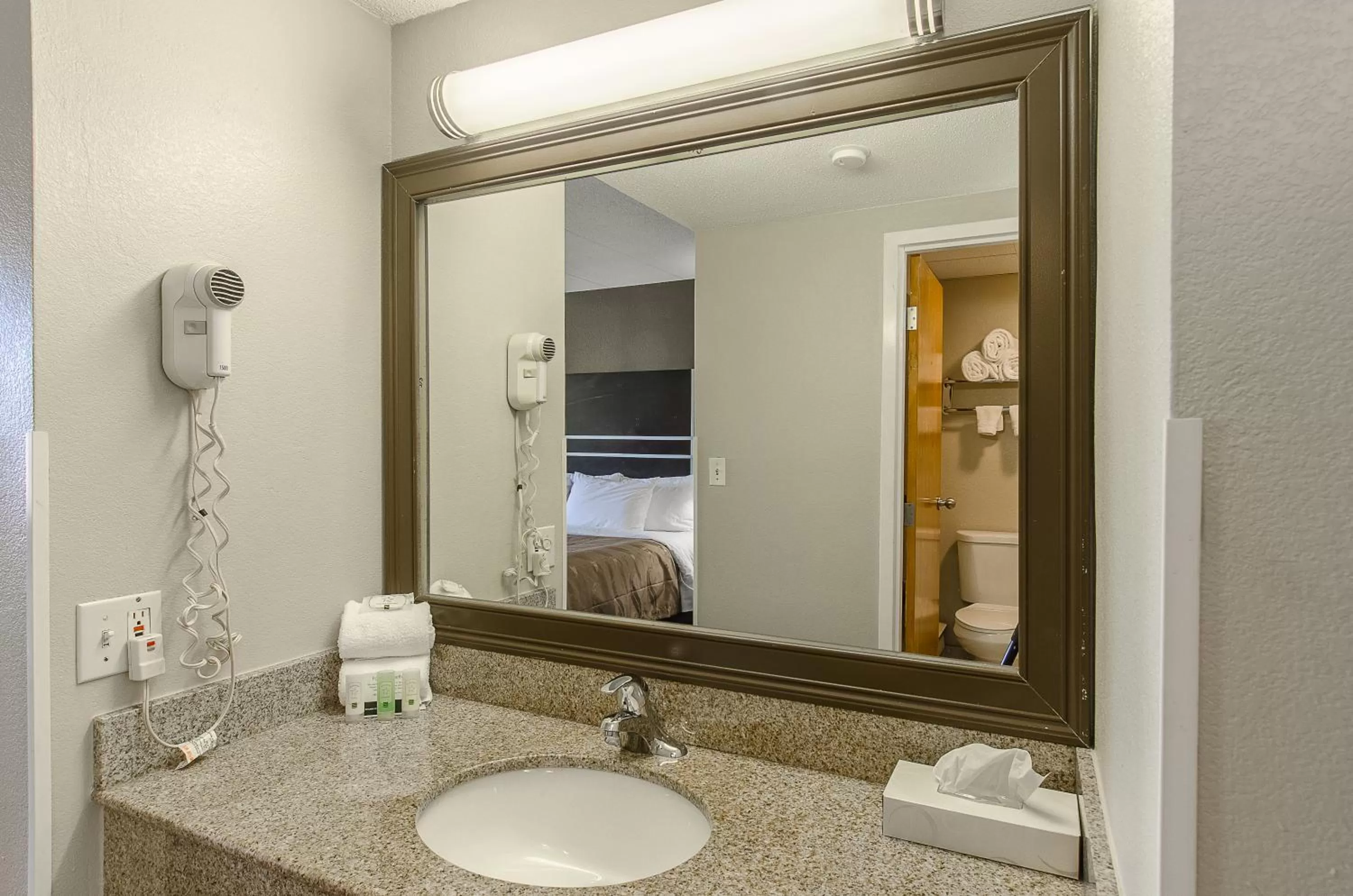 Queen Room - Disability Access/Non-Smoking in Quality Inn Middleboro-Plymouth