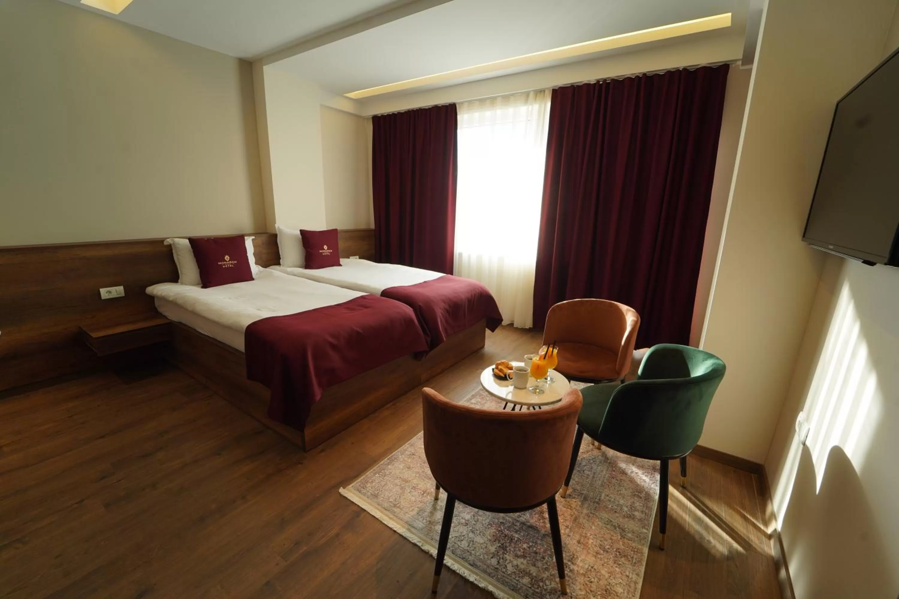 Bedroom, Bed in Monarch Hotel