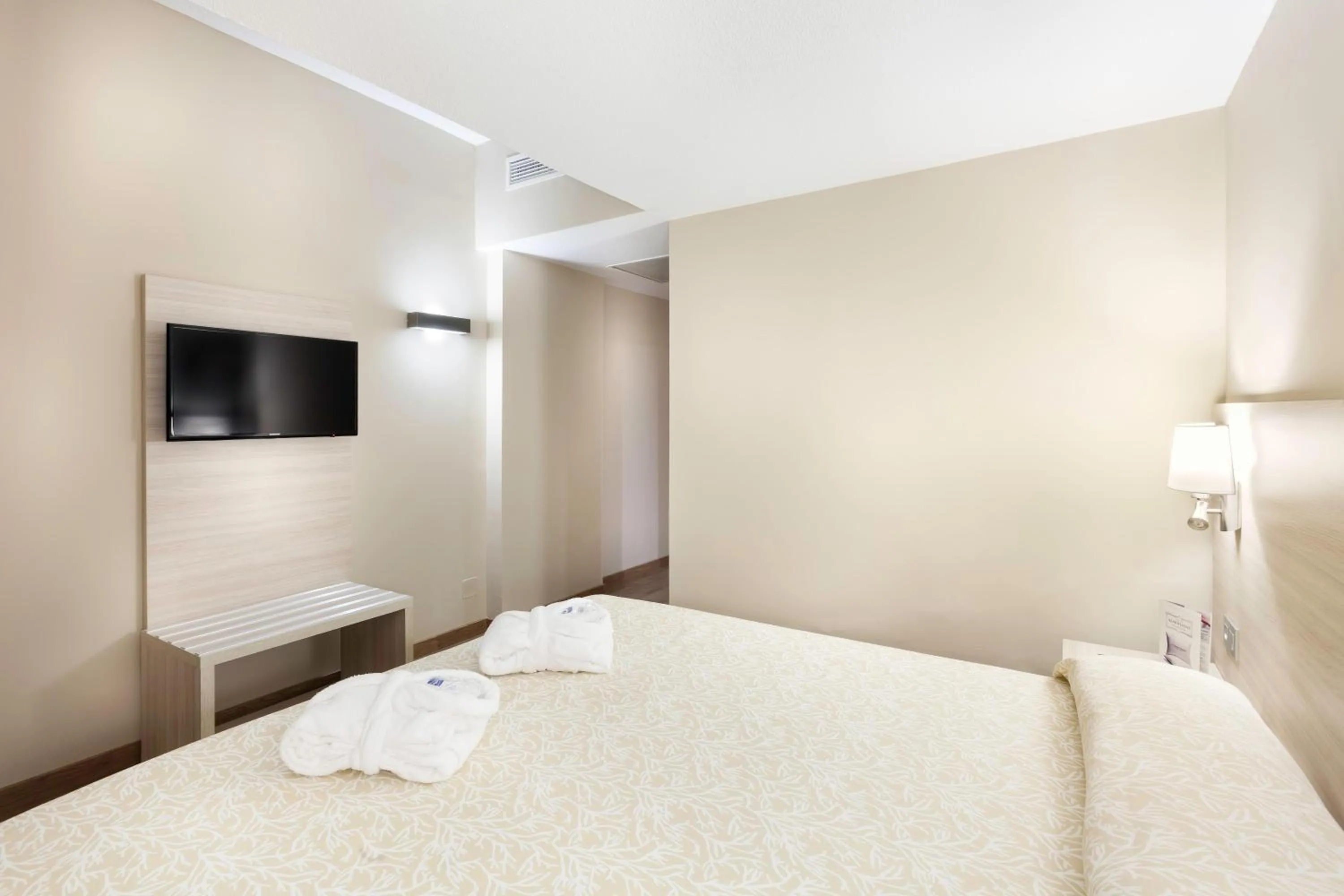 Photo of the whole room, Bed in Hotel Best Tenerife