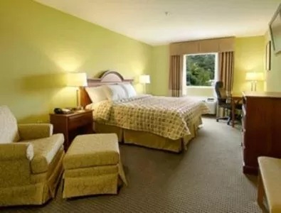 Bedroom, Bed in Days Inn & Suites by Wyndham Swainsboro