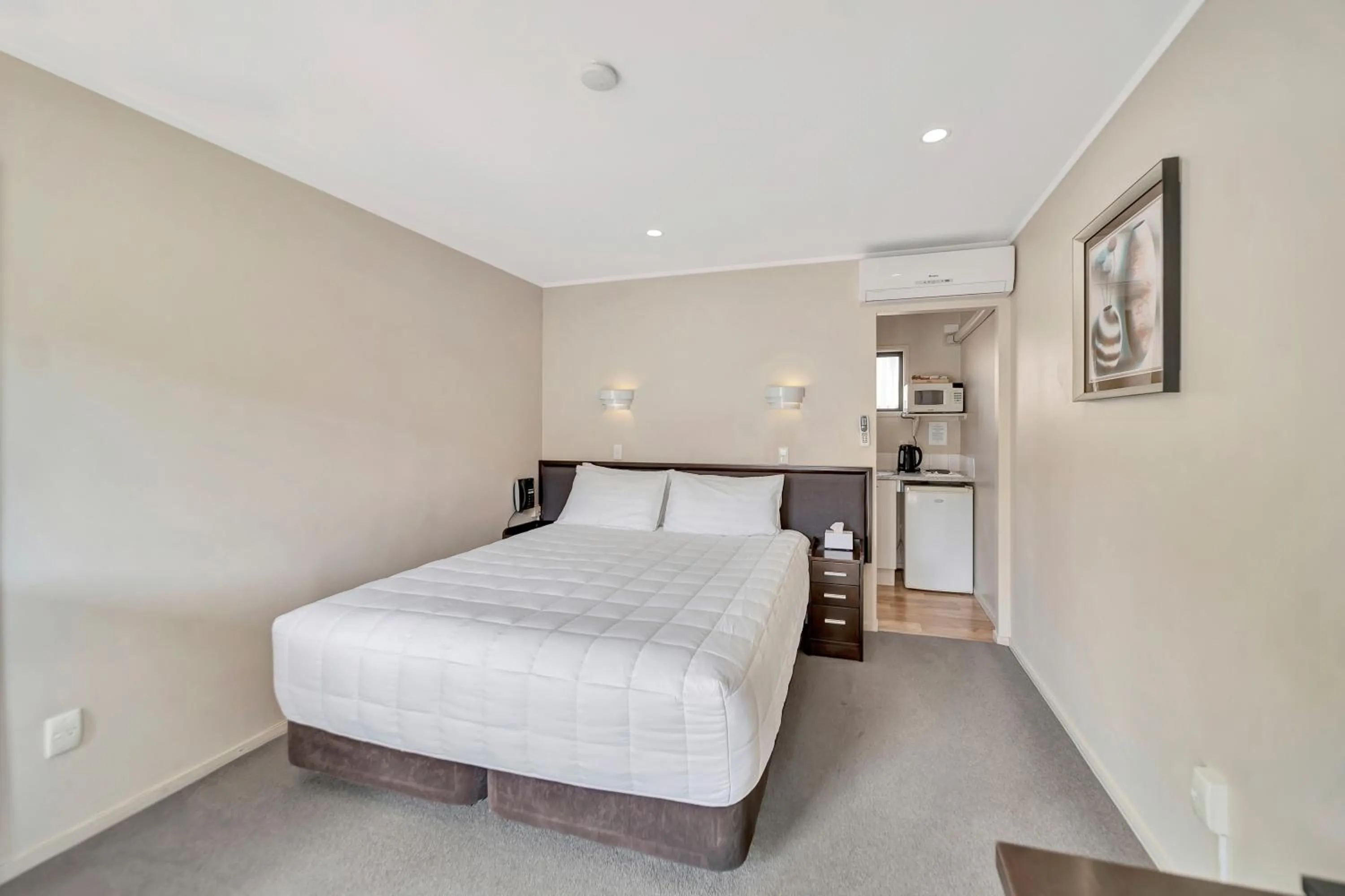 Bed in Tudor Court Motor Lodge