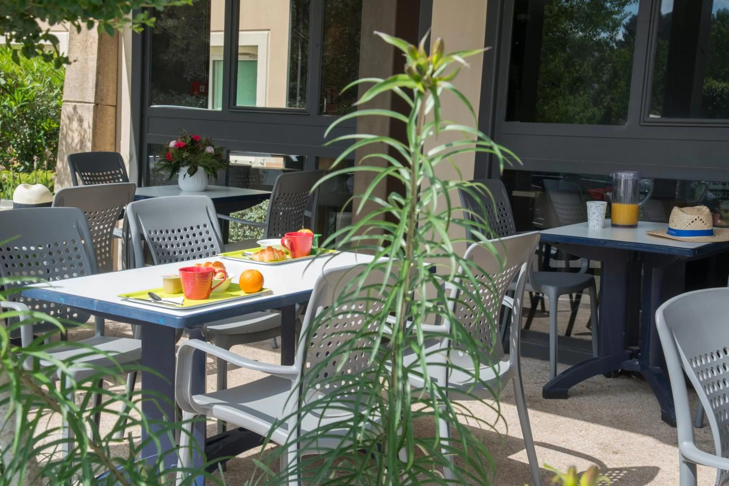 Patio, Restaurant/Places to Eat in IBIS Budget Aix en Provence Est Le Canet