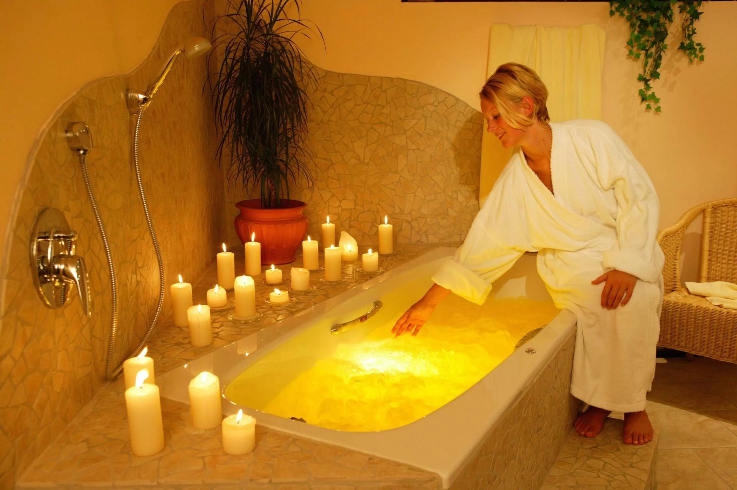 Spa and wellness centre/facilities in Hotel Restaurant Zum Goldenen Anker mit Hallenbad