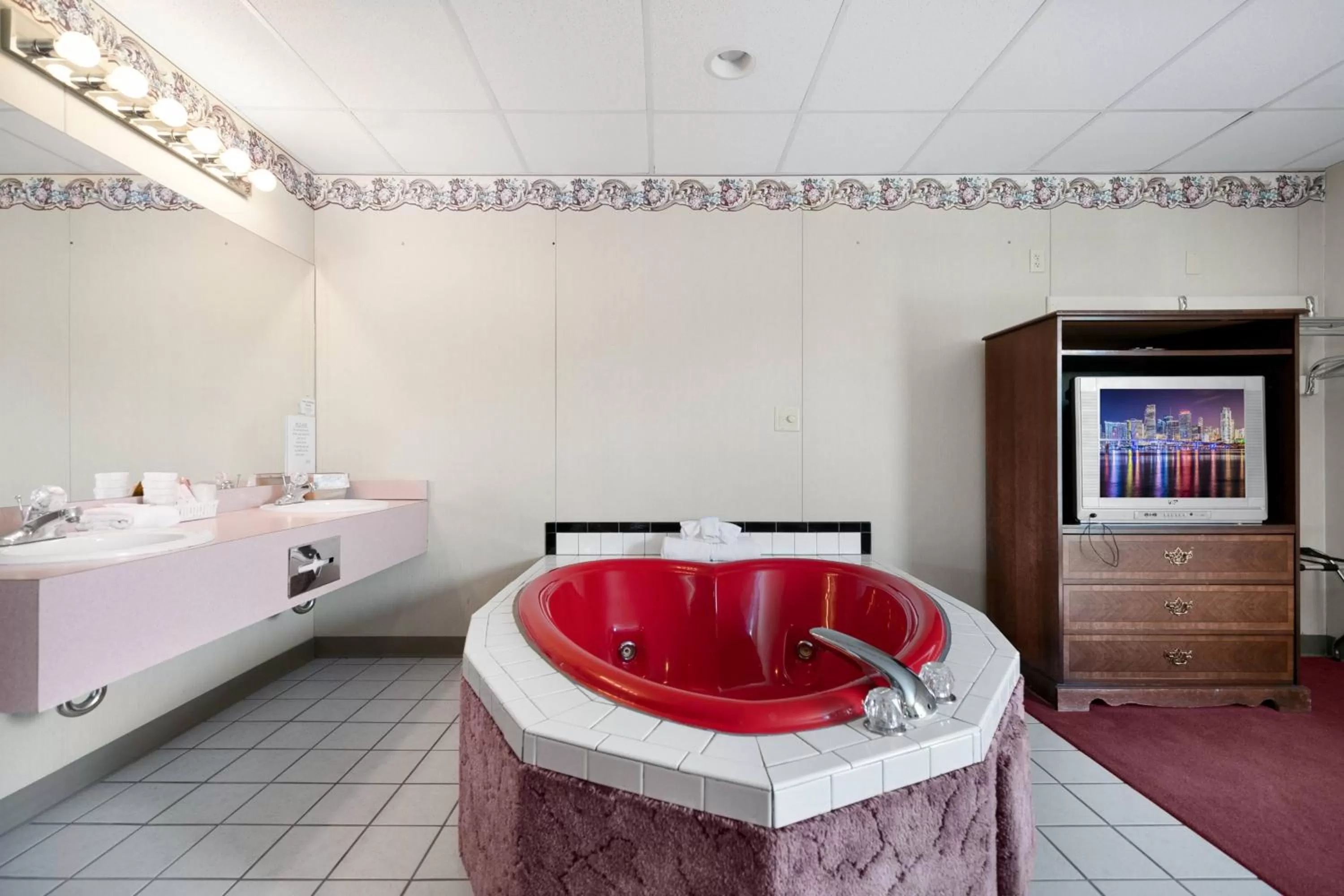 Bathroom, Bed in Candlewick Inn and Suites