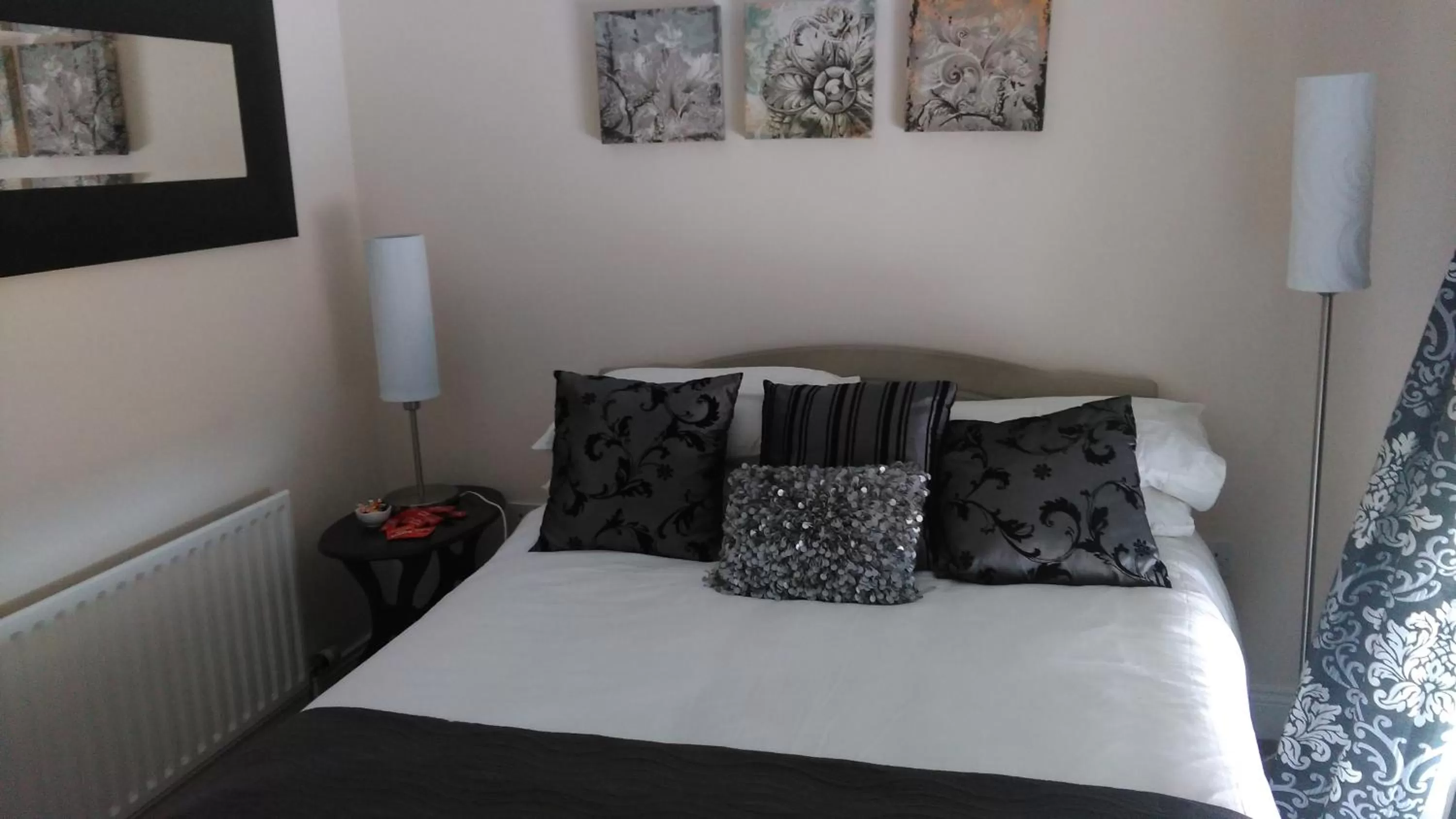 Photo of the whole room, Bed in Ballinwillin House