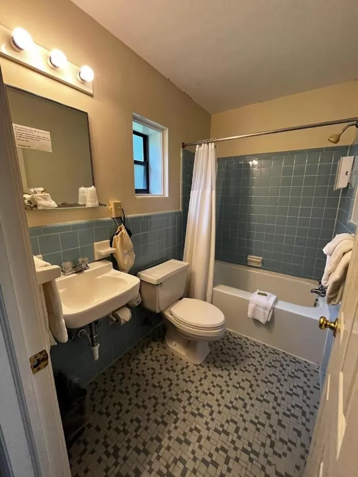 Bathroom in Meadowlark Motel with Restaurant & Bar