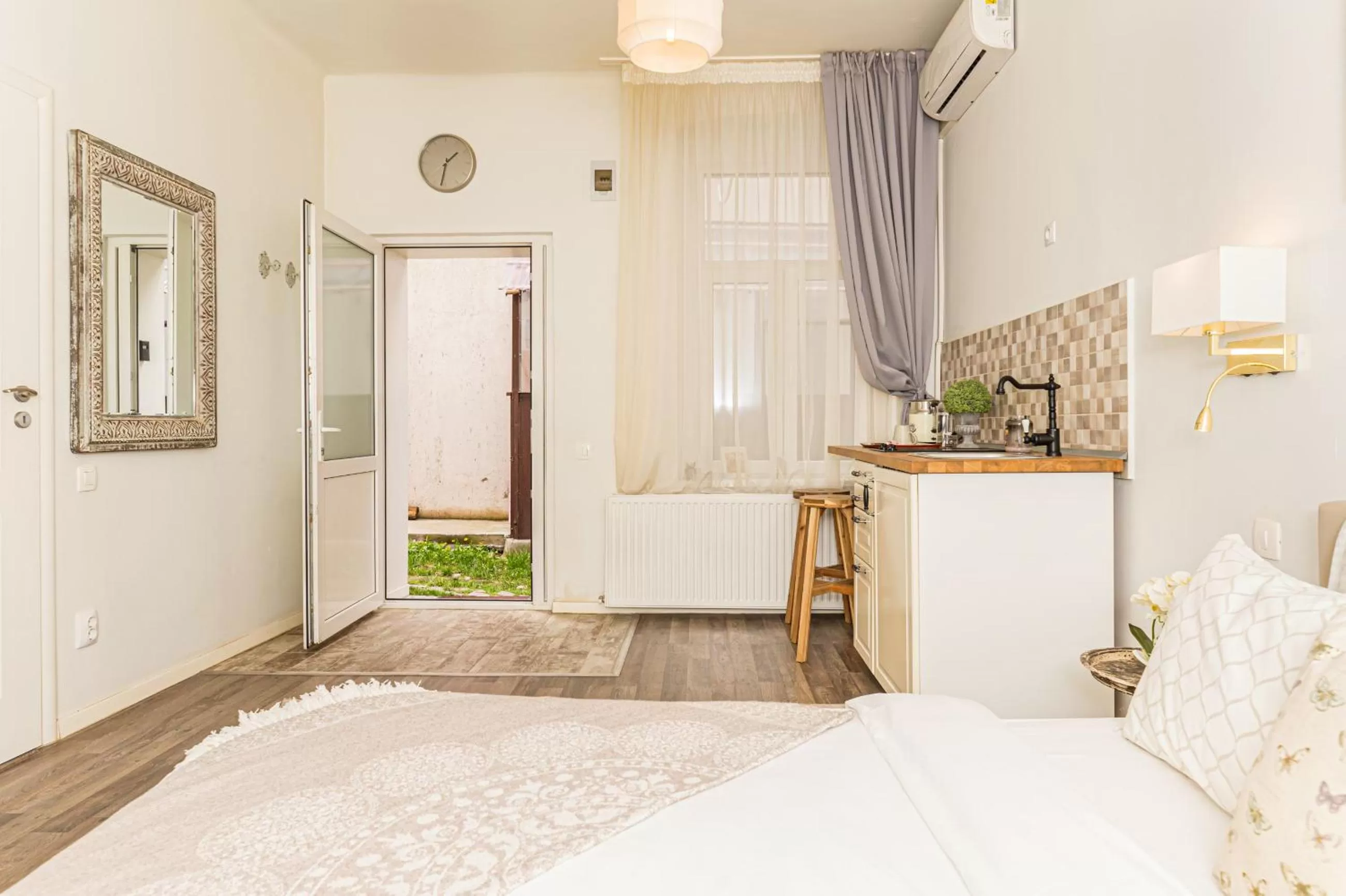 Photo of the whole room, Bed in ALBERT RESIDENCE with PARKING