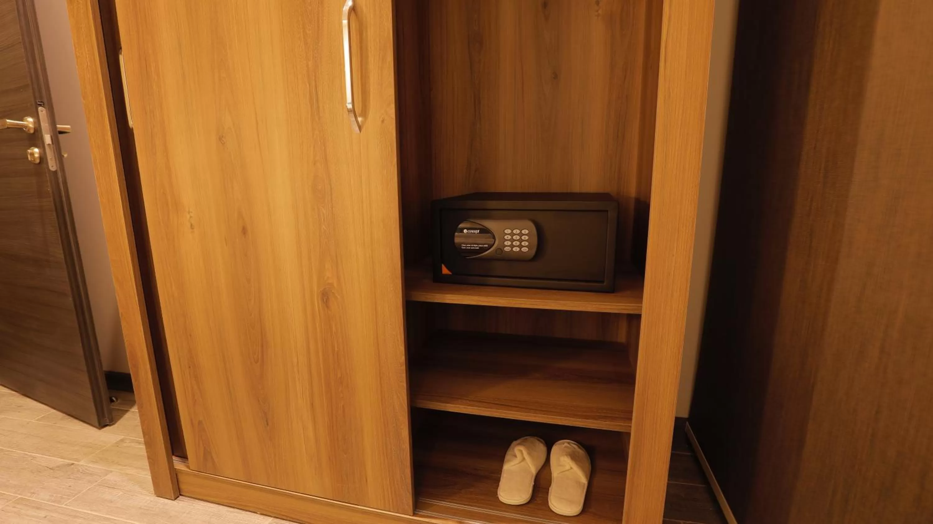 Bedroom, TV/Entertainment Center in Stay Inn Suites