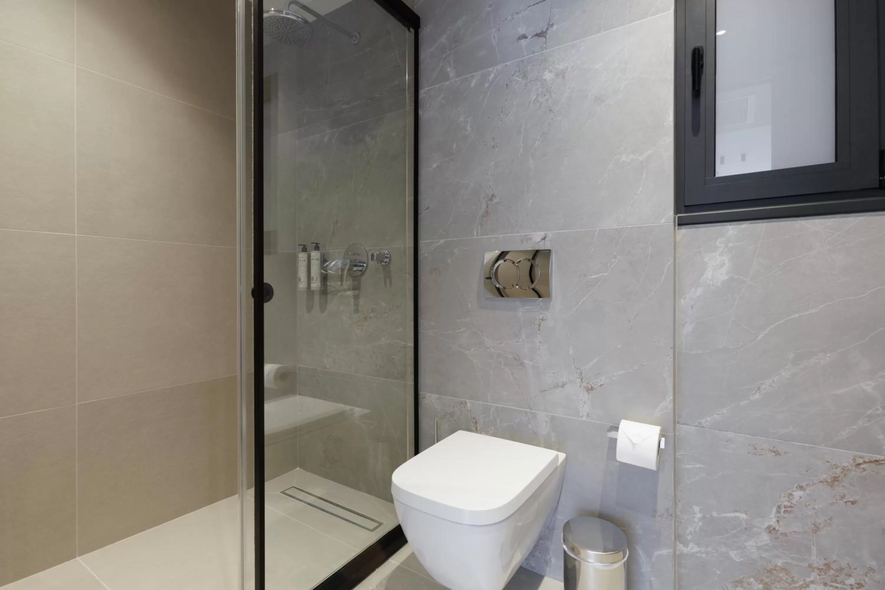 Shower, Bathroom in LUX&EASY Signature Syngrou 234