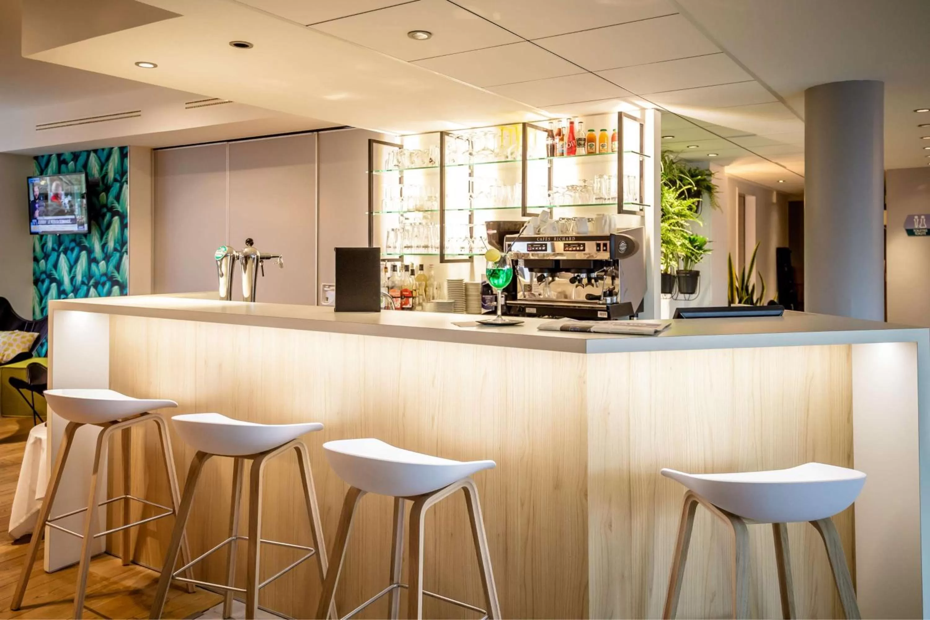 Lounge or bar in Best Western Plus Hôtel Vannes Centre Ville