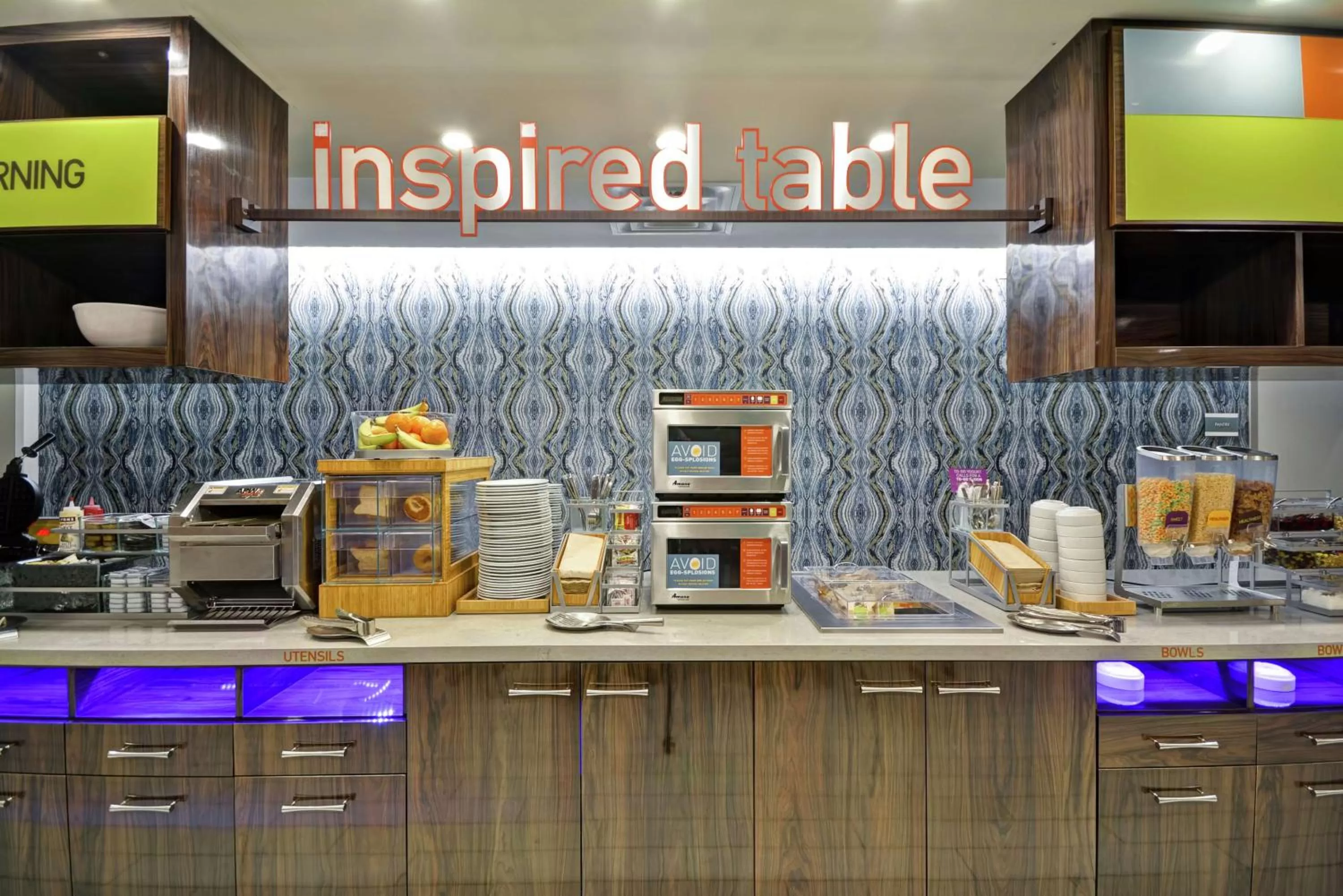 Dining area in Home2 Suites by Hilton KCI Airport