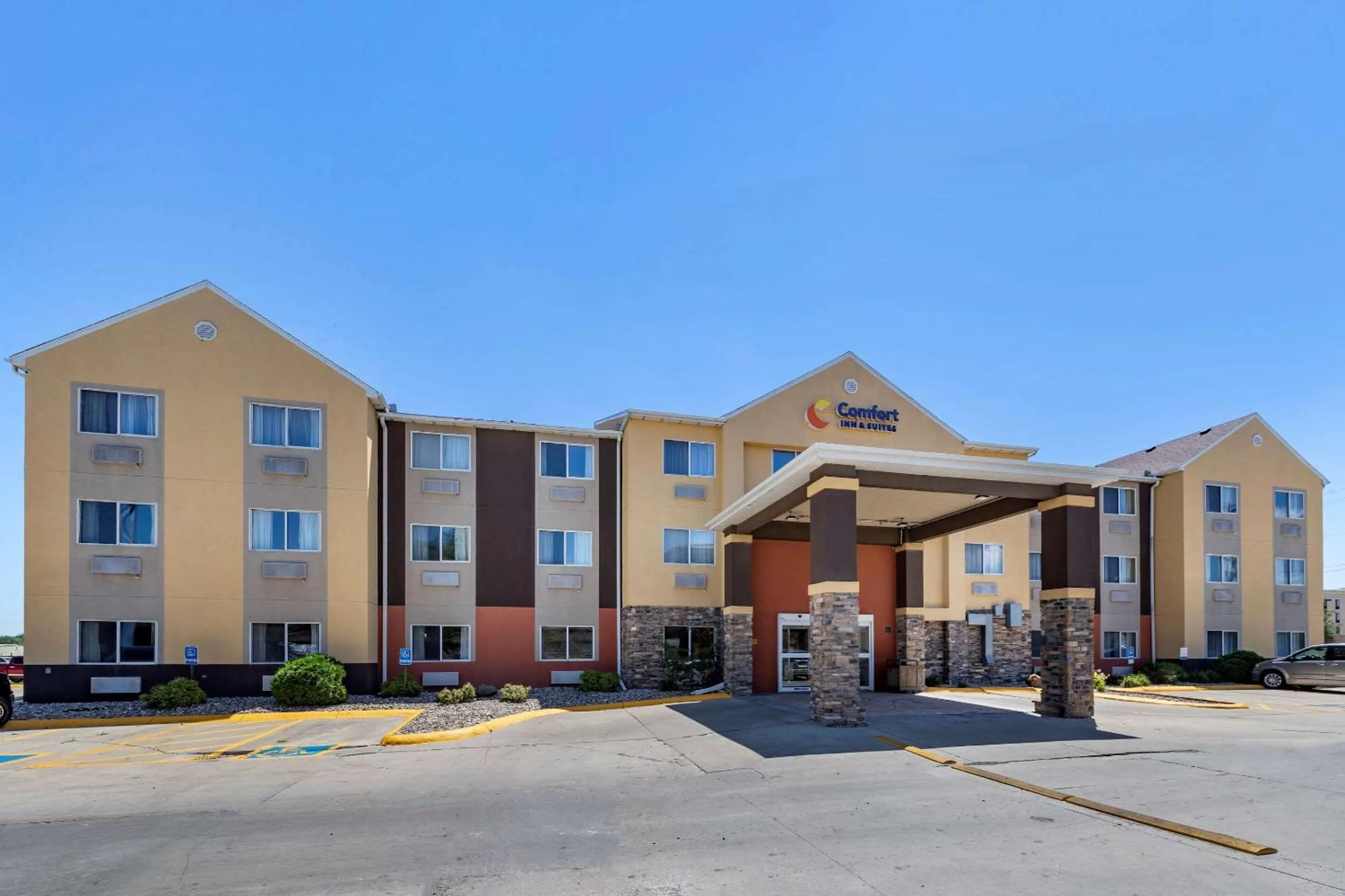 Property building in Comfort Inn & Suites Waterloo - Cedar Falls