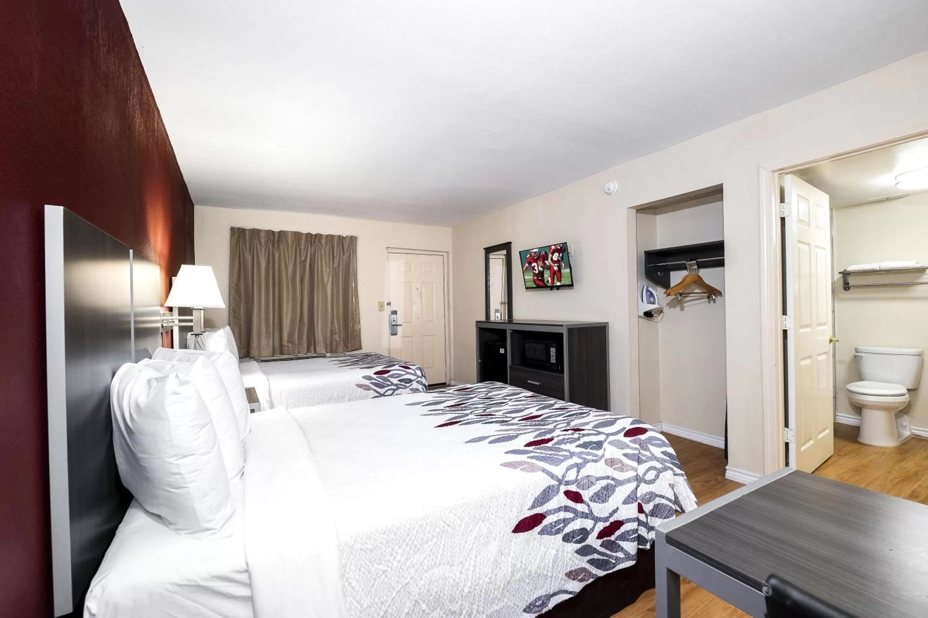 Photo of the whole room, Bed in Red Roof Inn Houston North - FM1960 & I-45