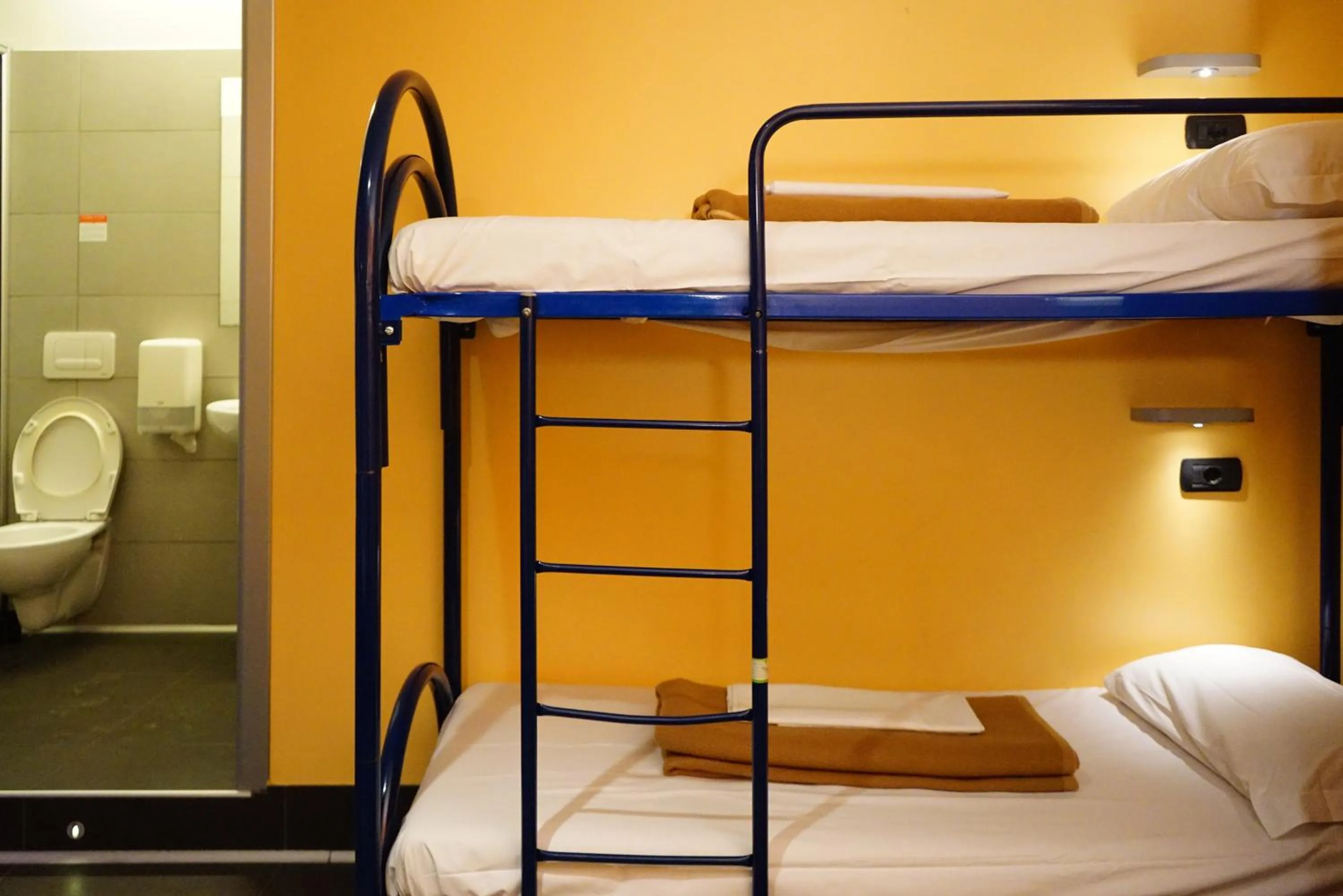 bunk bed, Bed in Hi! Ostello Milano