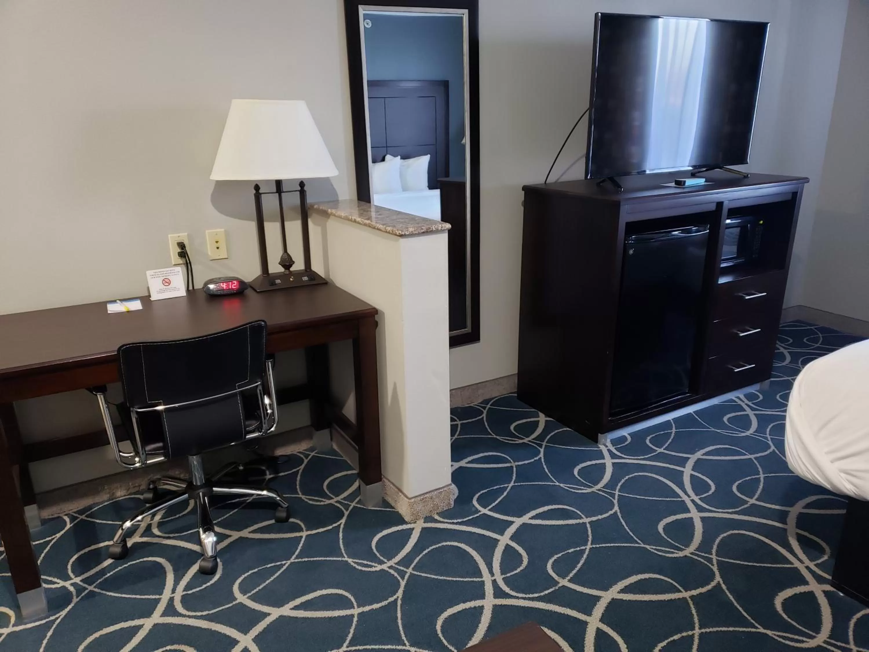 TV and multimedia in Days Inn & Suites by Wyndham Cleburne TX