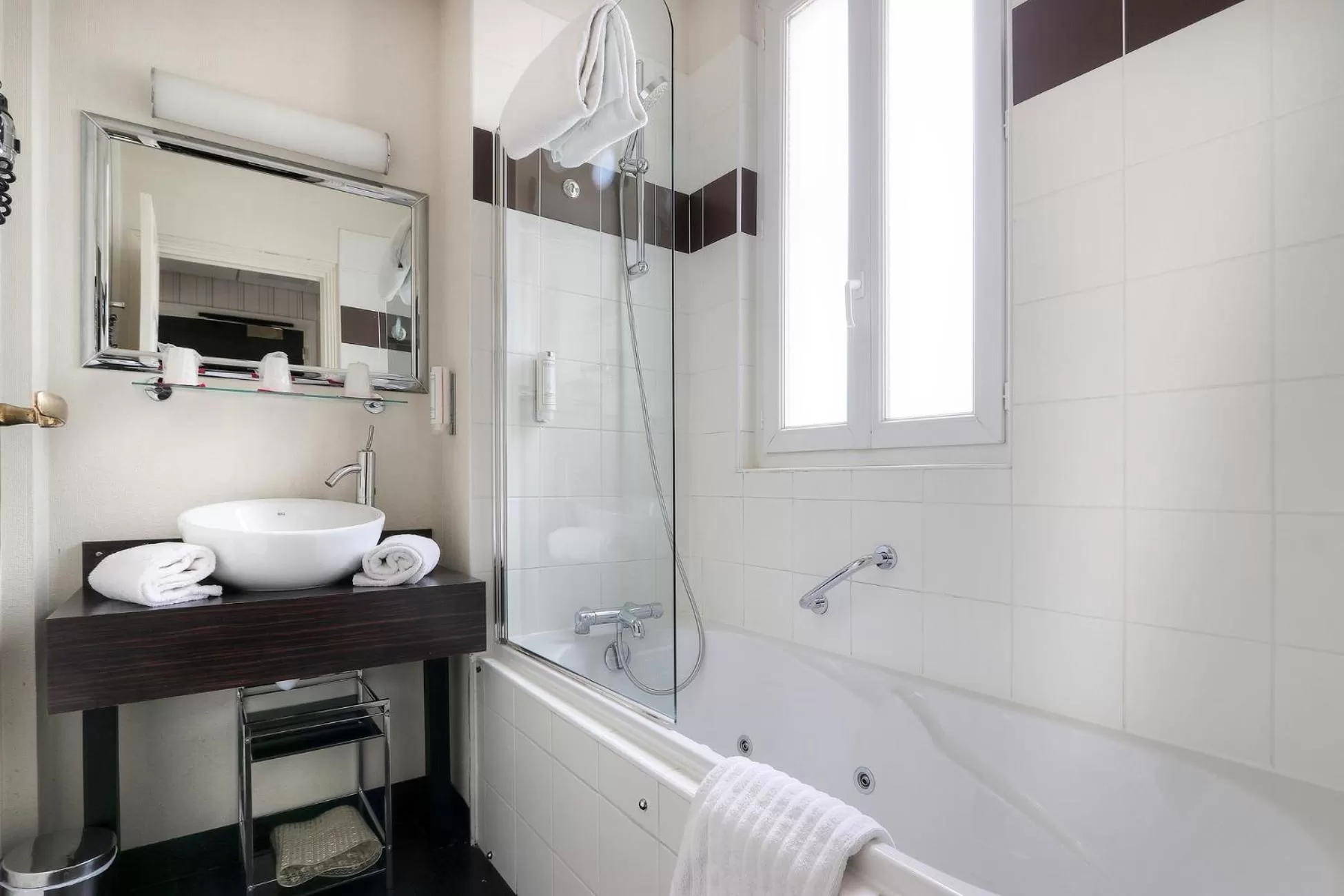 Bathroom in Best Western Hôtel Brittany La Baule Centre & Plages