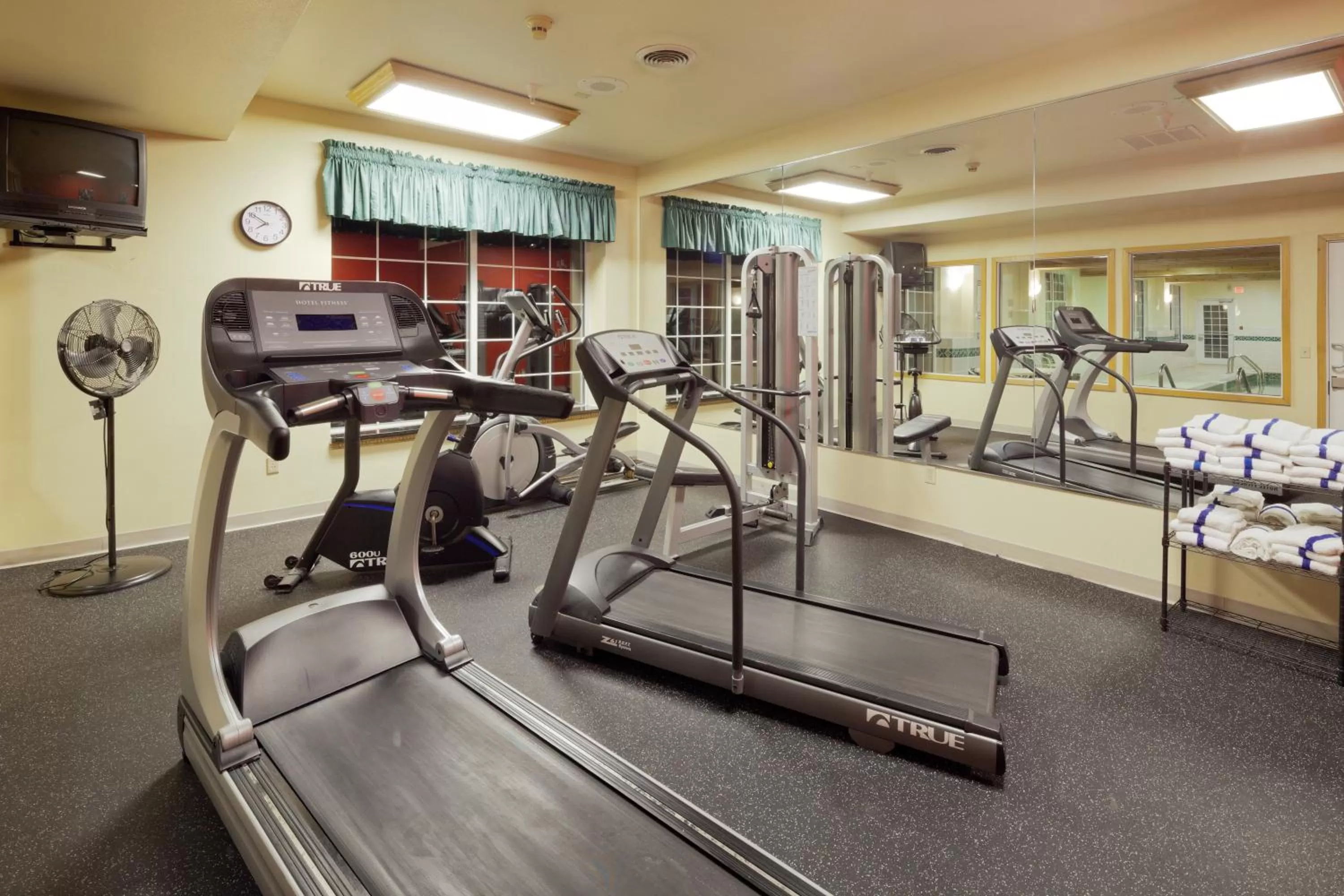 Fitness centre/facilities in Country Inn & Suites by Radisson Kenosha - Pleasant Prairie