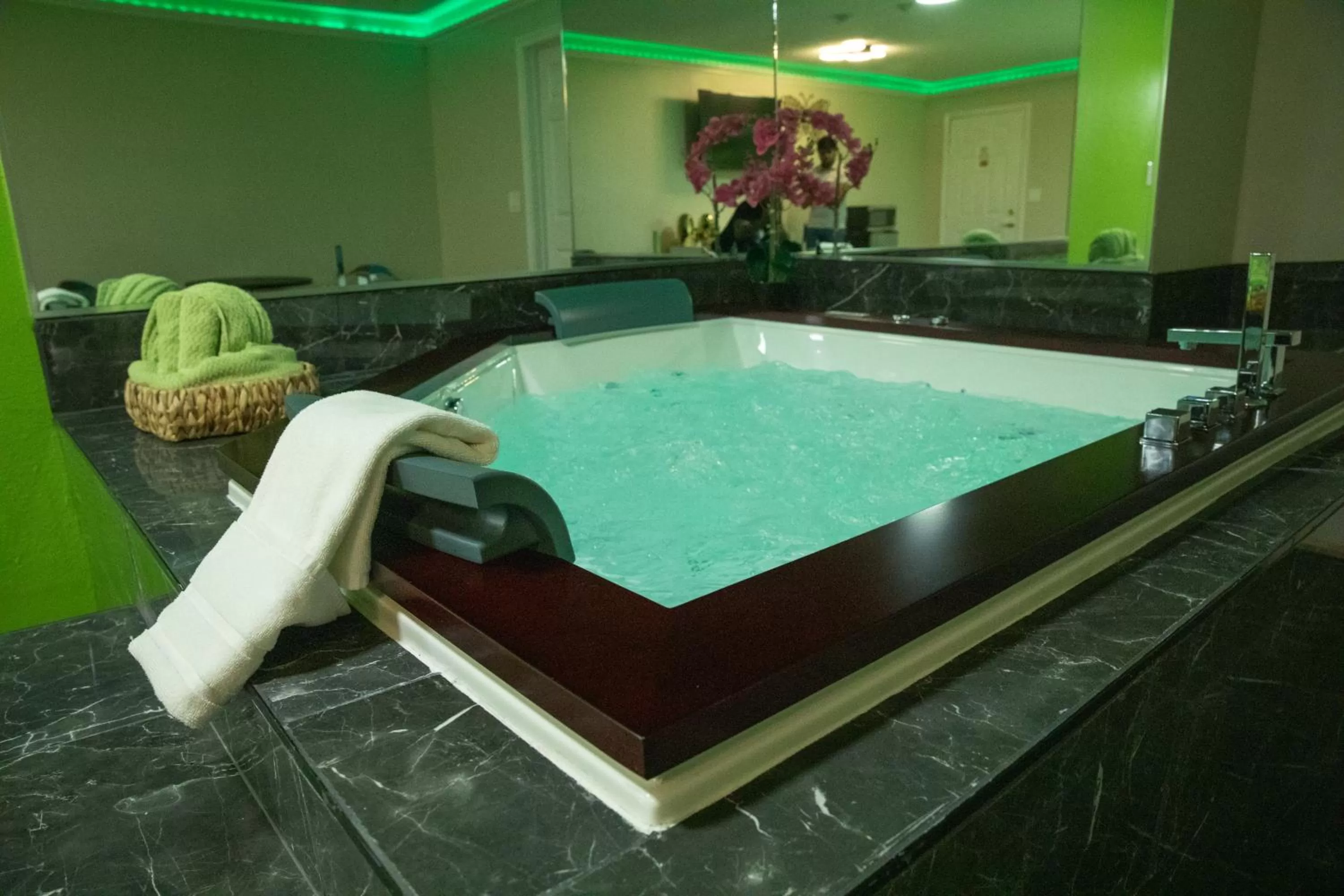 Hot Tub in Classic Motor Lodge Providence - West Greenwich