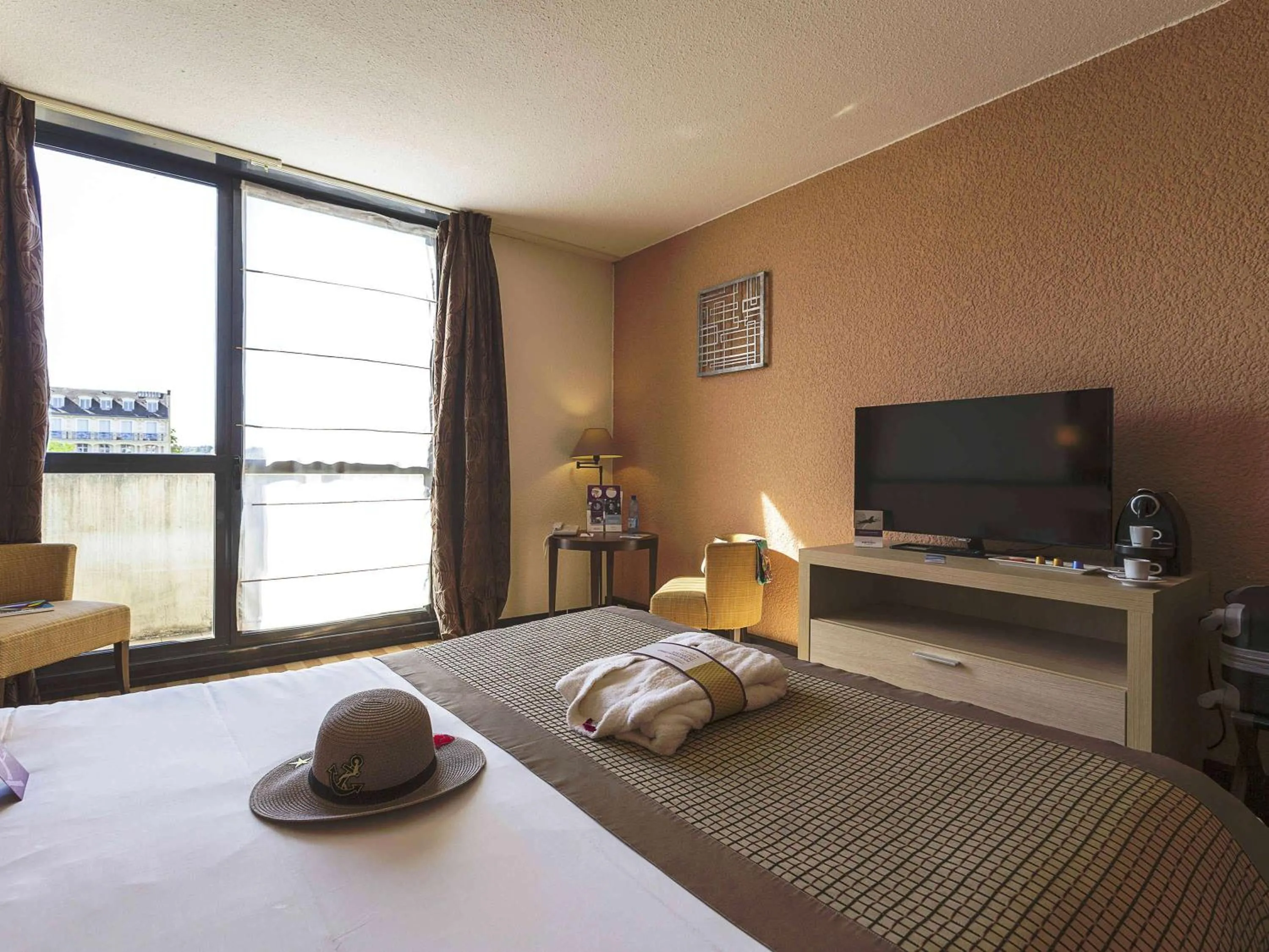 Photo of the whole room, Bed in Mercure Vichy Thermalia