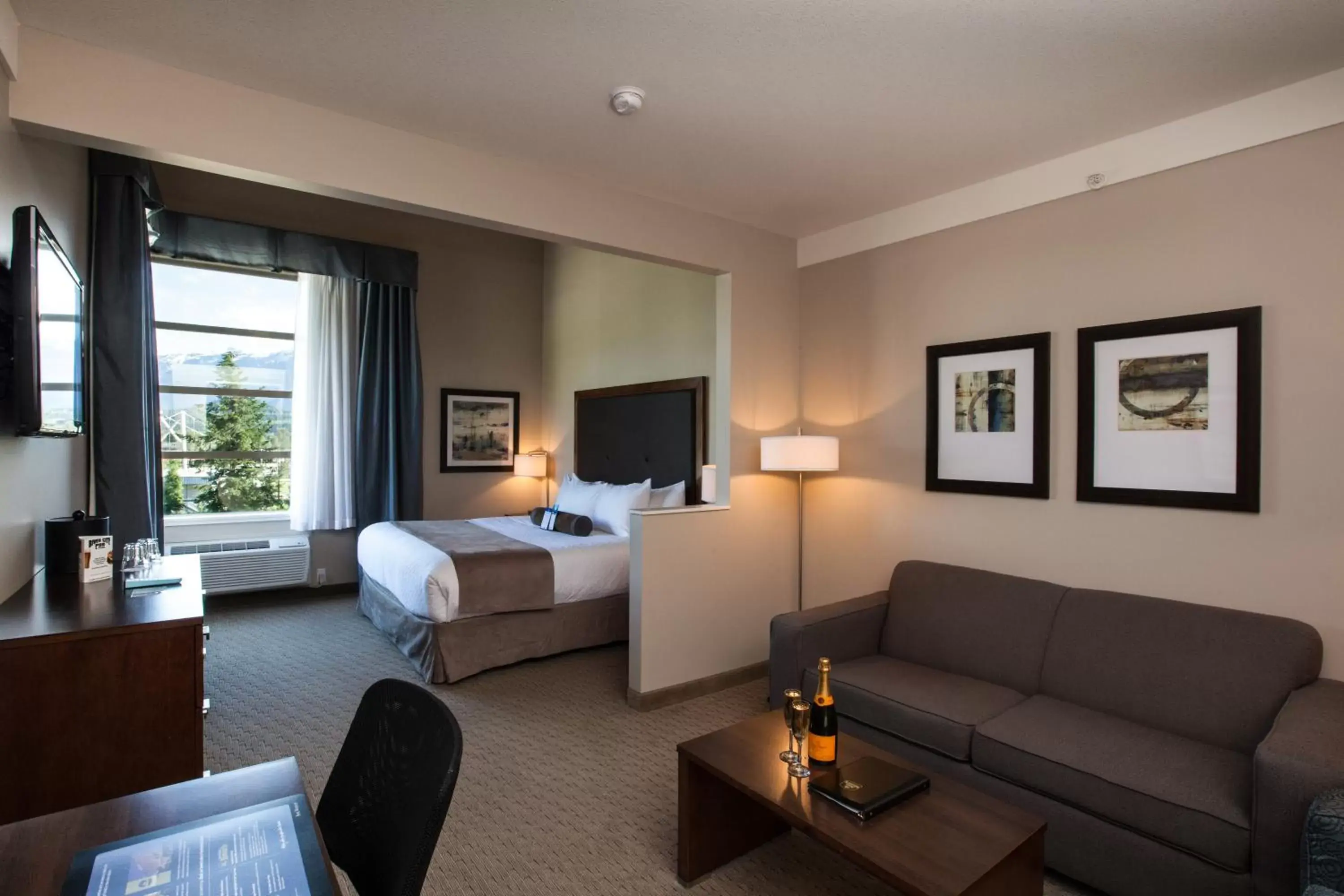 King Suite with Sofa Bed - Non-Smoking in Best Western Plus Revelstoke King Suite with Sofa Bed - Non-Smoking in Best Western Plus Revelstoke