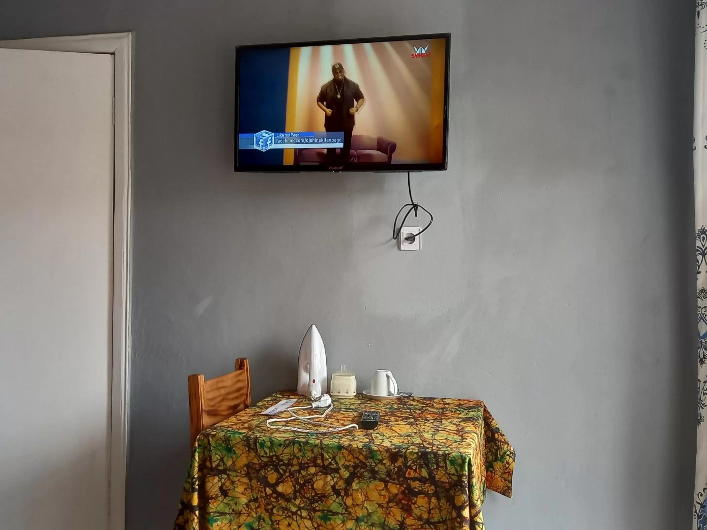 TV/Entertainment Center in Tommy's Budget Rooms