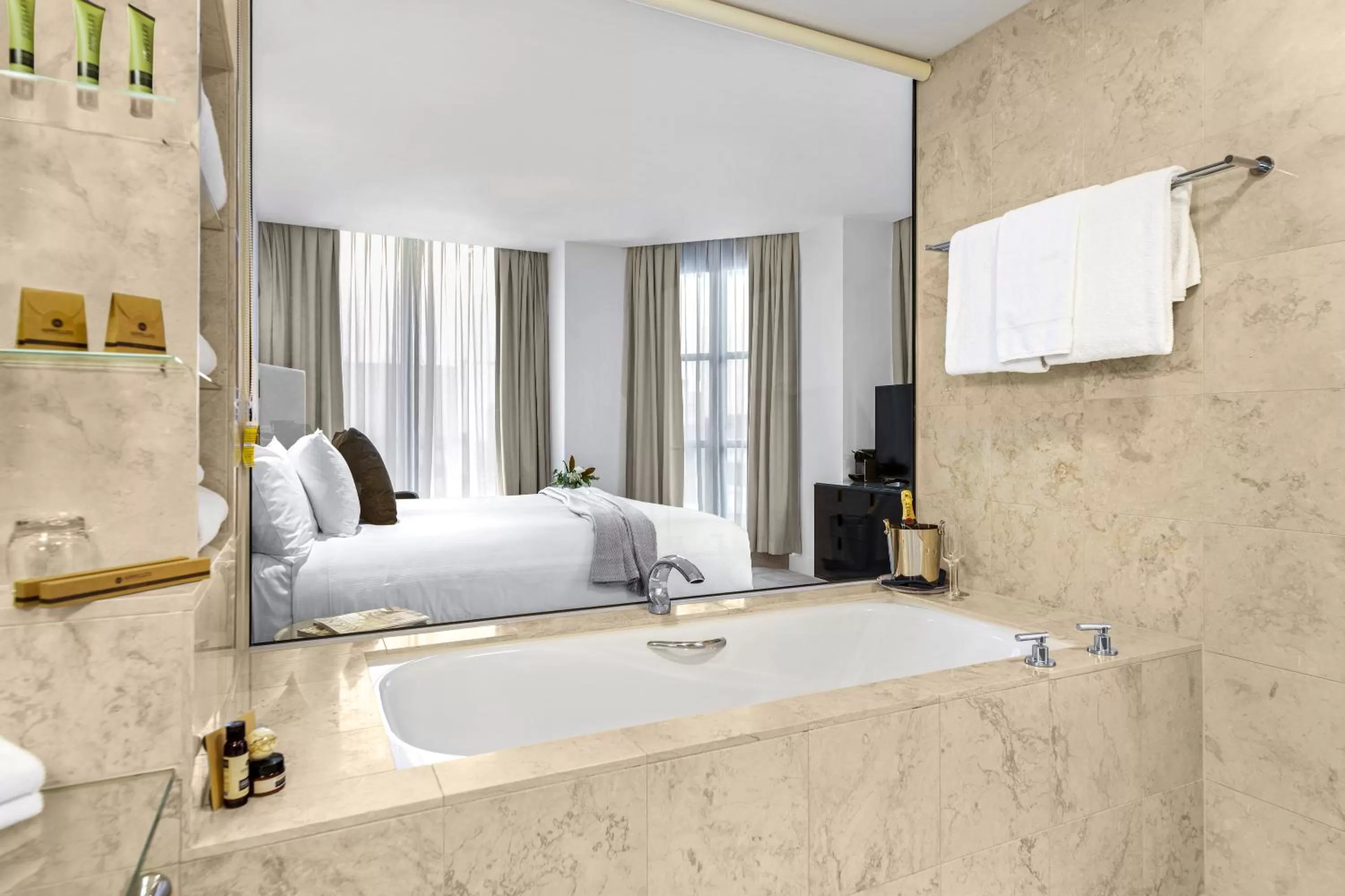 Bathroom, Bed in Peppers Waymouth Hotel