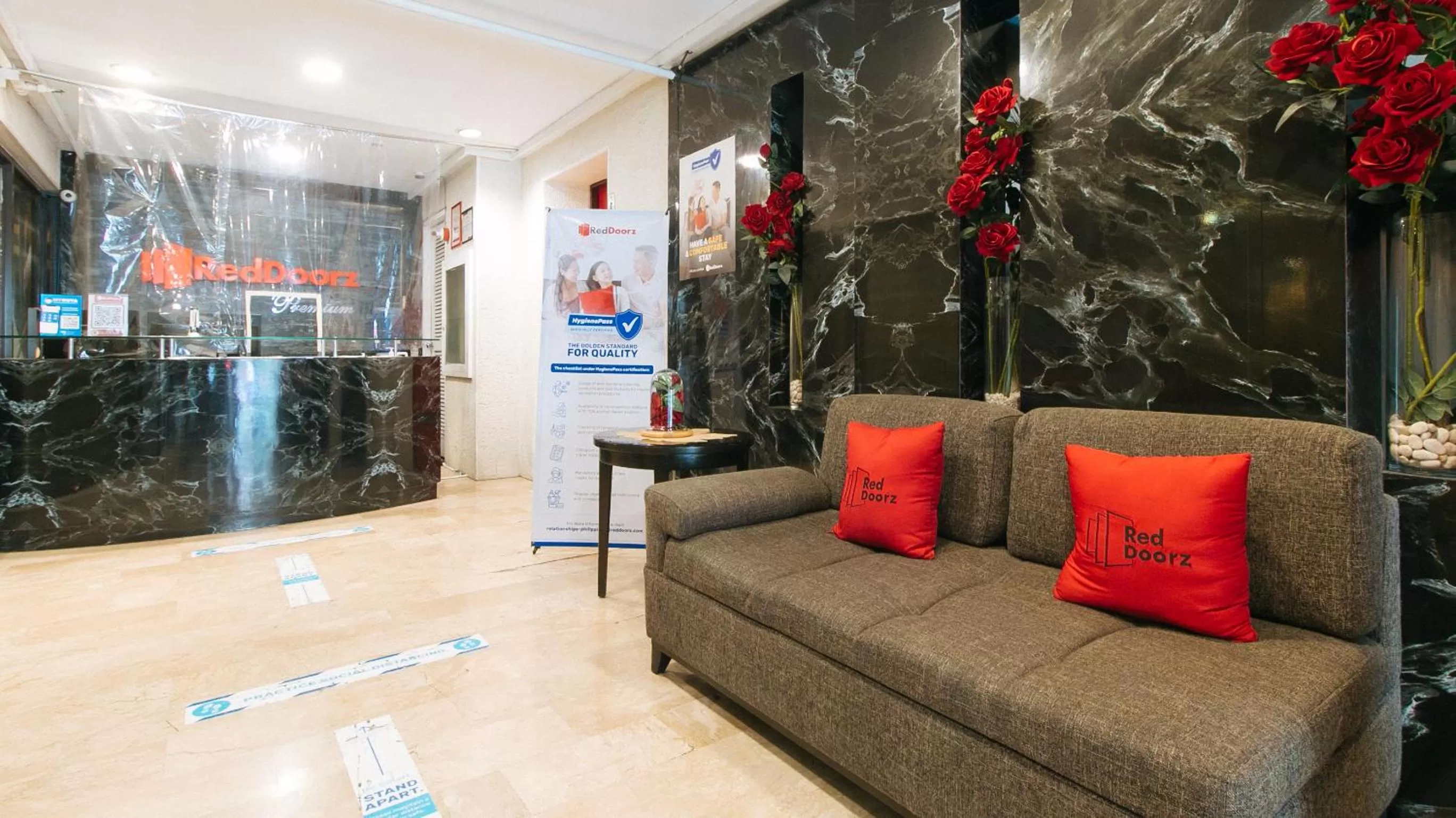 Lobby or reception in RedDoorz Premium near Greenbelt Makati - Vaccinated Staff